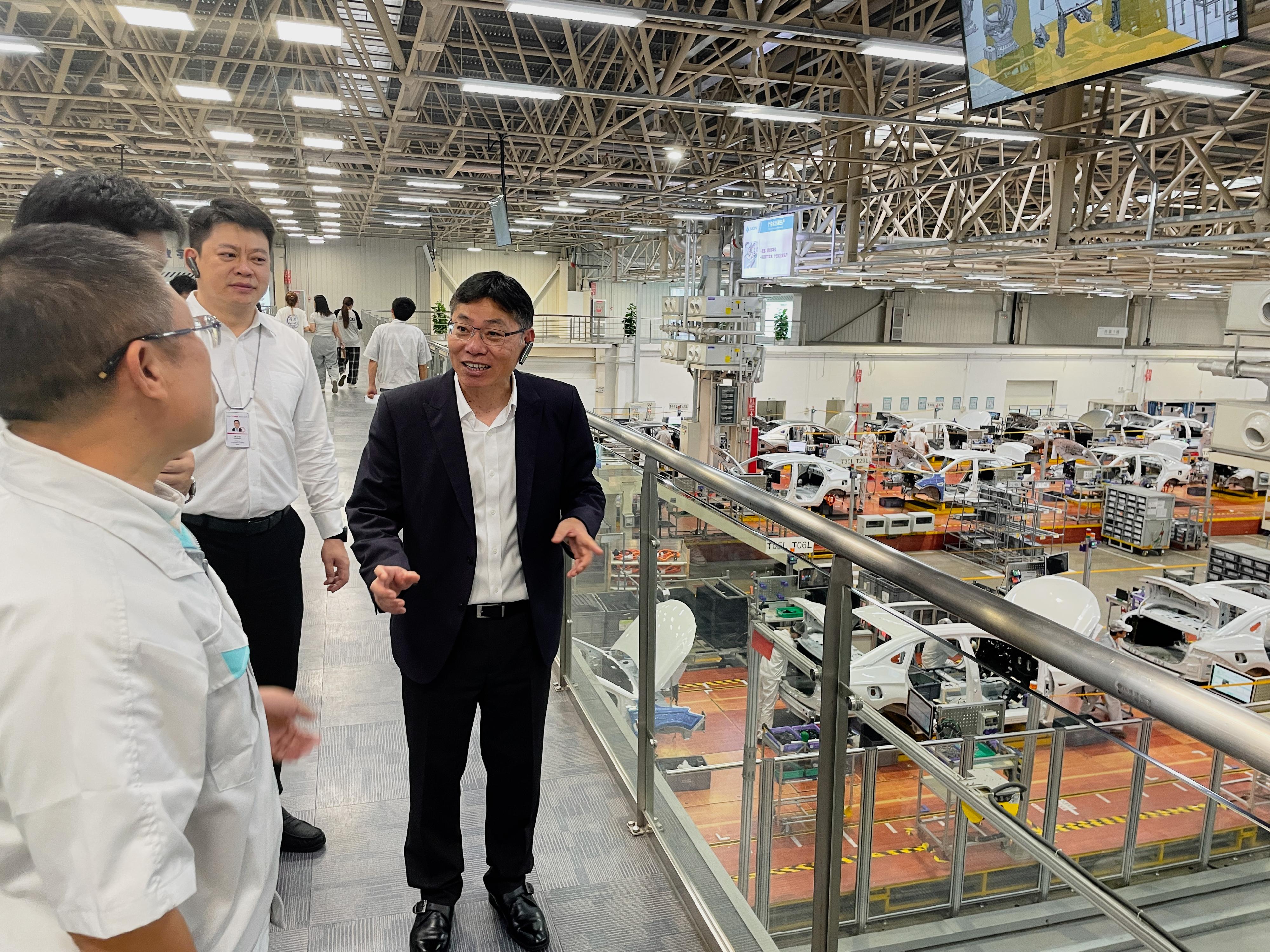 The Secretary for Transport and Logistics, Mr Lam Sai-hung, began a two-day visit to Guangzhou today (September 20) to better understand the latest developments in smart mobility there. Photo shows Mr Lam (right) visiting Guangzhou Automobile Group Co. Ltd (GAC) to understand the research and development work of the GAC's autonomous driving technology and new energy commercial vehicles in recent years.