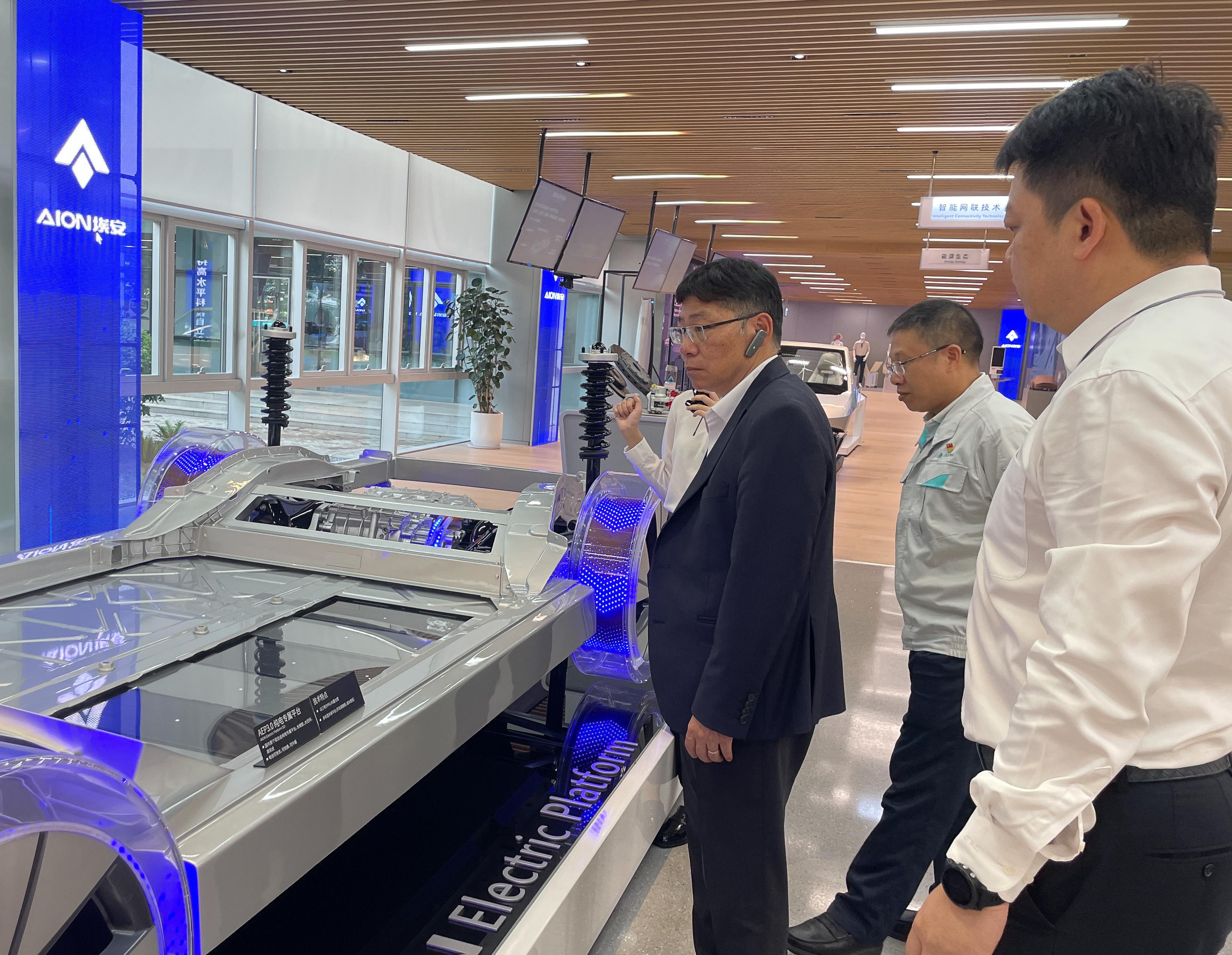 The Secretary for Transport and Logistics, Mr Lam Sai-hung, began a two-day visit to Guangzhou today (September 20) to better understand the latest developments in smart mobility there. Photo shows Mr Lam (left) visiting Guangzhou Automobile Group Co. Ltd (GAC) to understand the research and development work of the GAC's autonomous driving technology and new energy commercial vehicles in recent years.