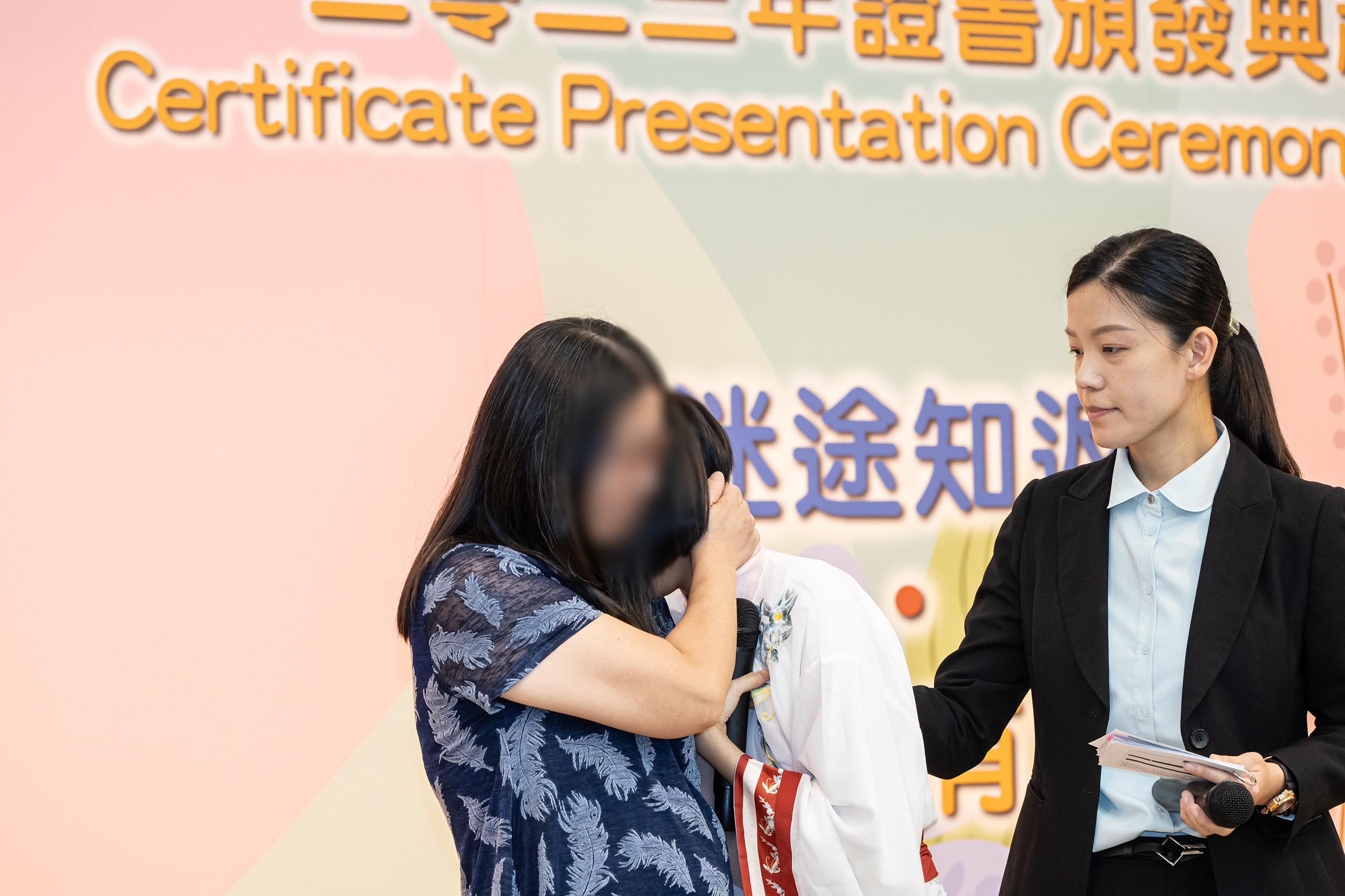 Young persons in custody at Lai King Correctional Institution of the Correctional Services Department were presented with certificates at a ceremony today (September 20) in recognition of their efforts and achievements in studies and vocational examinations. Photo shows a young person in custody expressing her gratitude to a family member for her support.