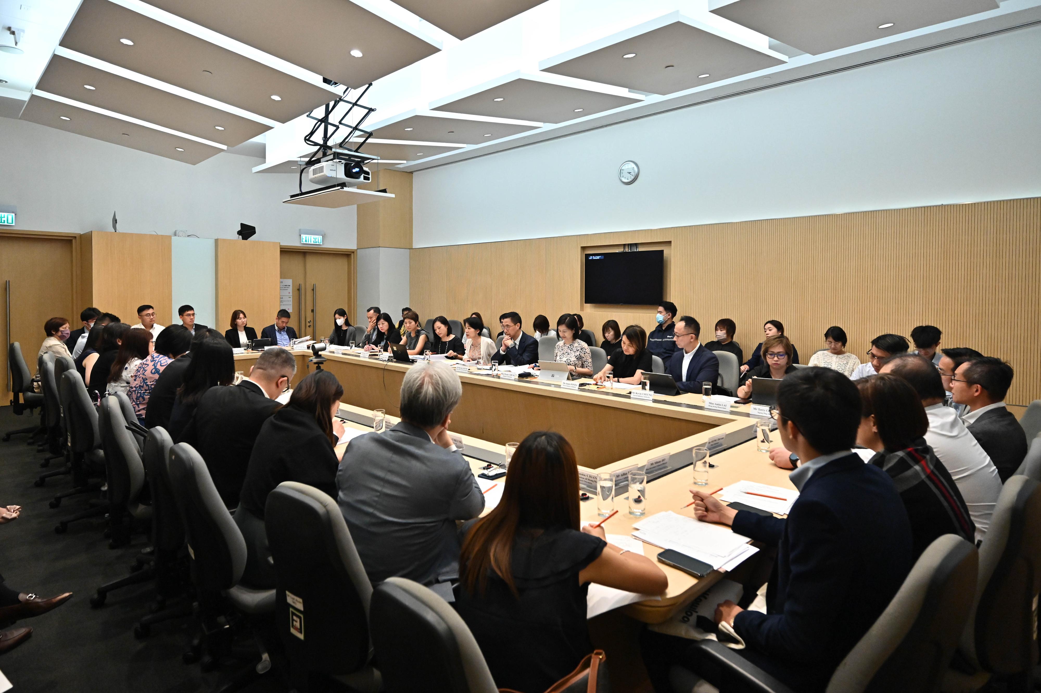 The Culture, Sports and Tourism Bureau convened a meeting today (September 20) to co-ordinate preparations for visitor arrivals to Hong Kong during the National Day Golden Week, and discussed with representatives of various units on the arrangements for the visitor arrivals.