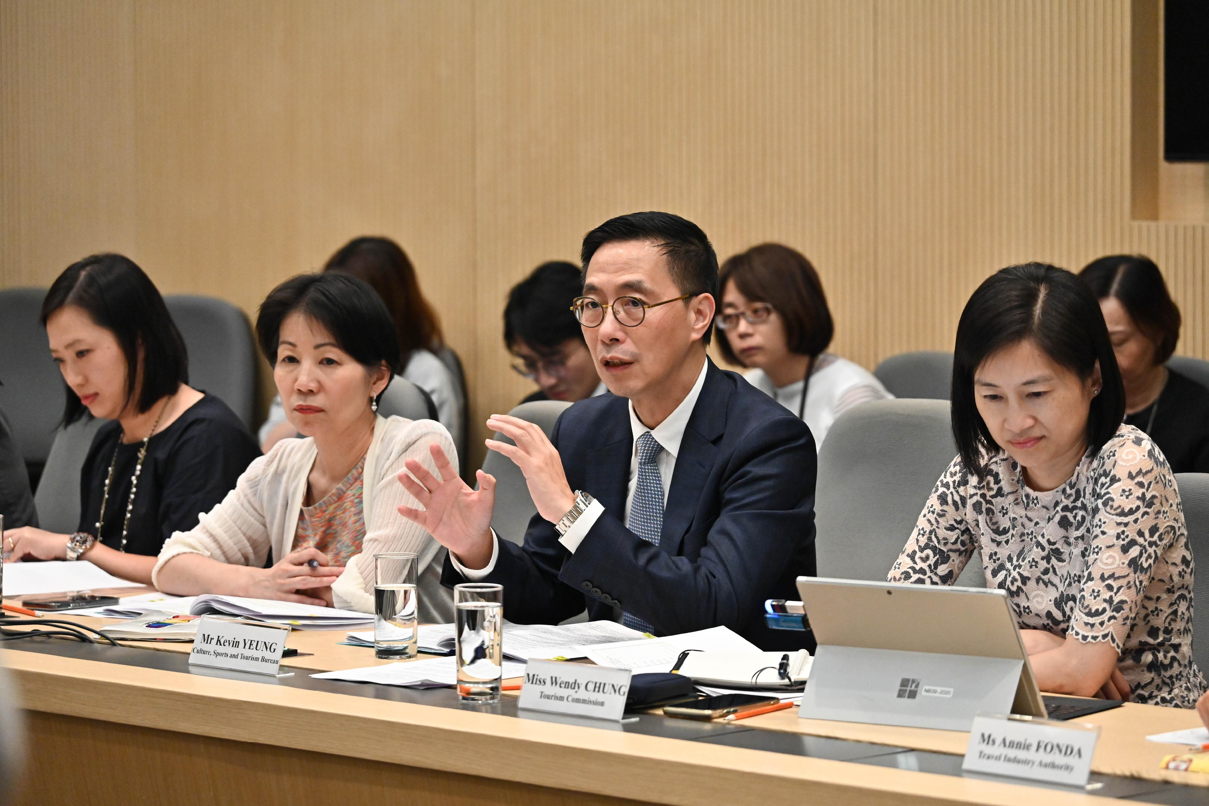 The Secretary for Culture, Sports and Tourism, Mr Kevin Yeung (second right), chaired a meeting today (September 20) to co-ordinate preparations for visitor arrivals to Hong Kong during the National Day Golden Week. Mr Yeung was briefed by representatives of various participating units on their relevant preparation work.
