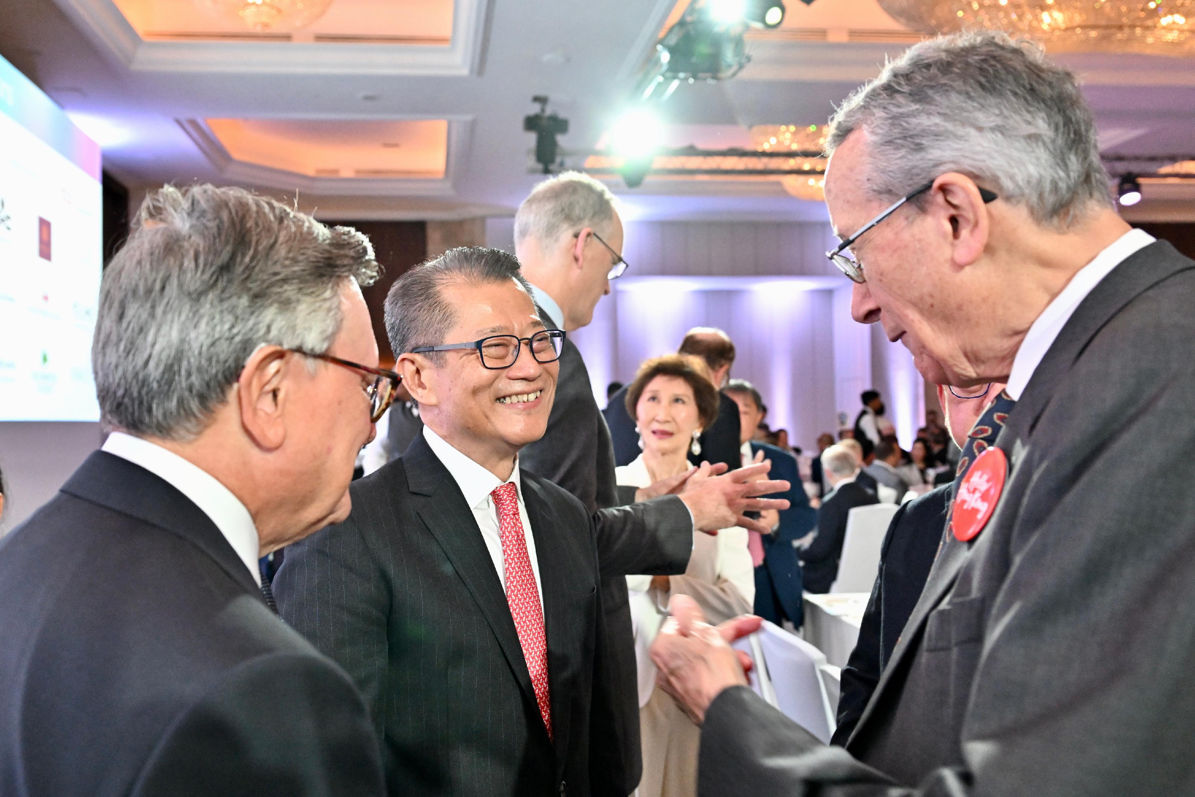 The Financial Secretary, Mr Paul Chan, arrived in London yesterday (September 20, London time) to begin his visit to London, and attended the Hong Kong Dinner organised by the Hong Kong Trade Development Council.  Photo shows Mr Chan (second left) exchanging with guests attending the dinner.