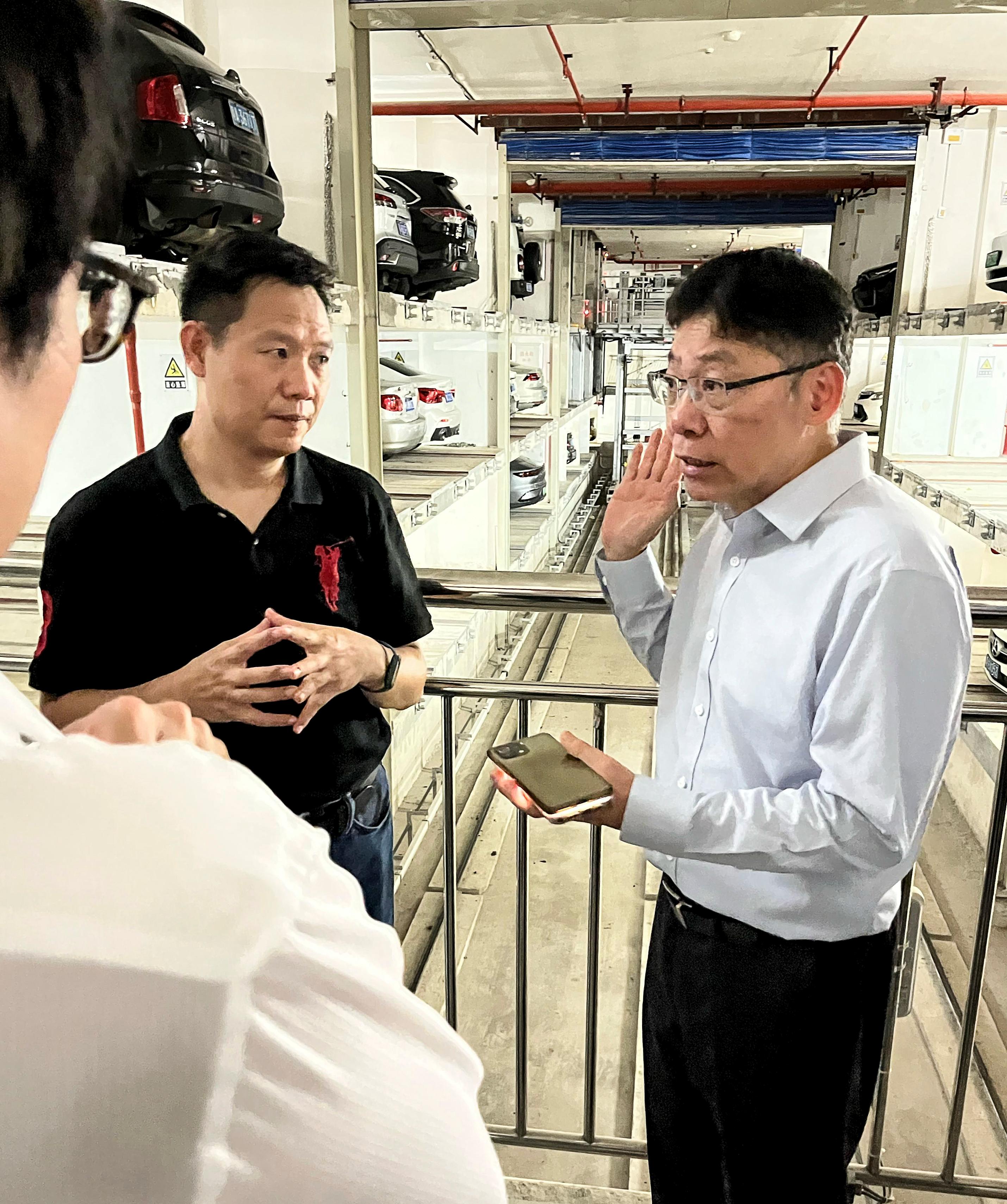 The Secretary for Transport and Logistics, Mr Lam Sai-hung, continued his visit to Guangzhou today (September 21) to gain a deeper understanding of the current situation and direction of smart mobility in Guangdong Province. Photo shows Mr Lam (right) getting an inside look at the operation of a large-scale underground parking system in Tianhe District, where it is normally off-limits to motorists.
