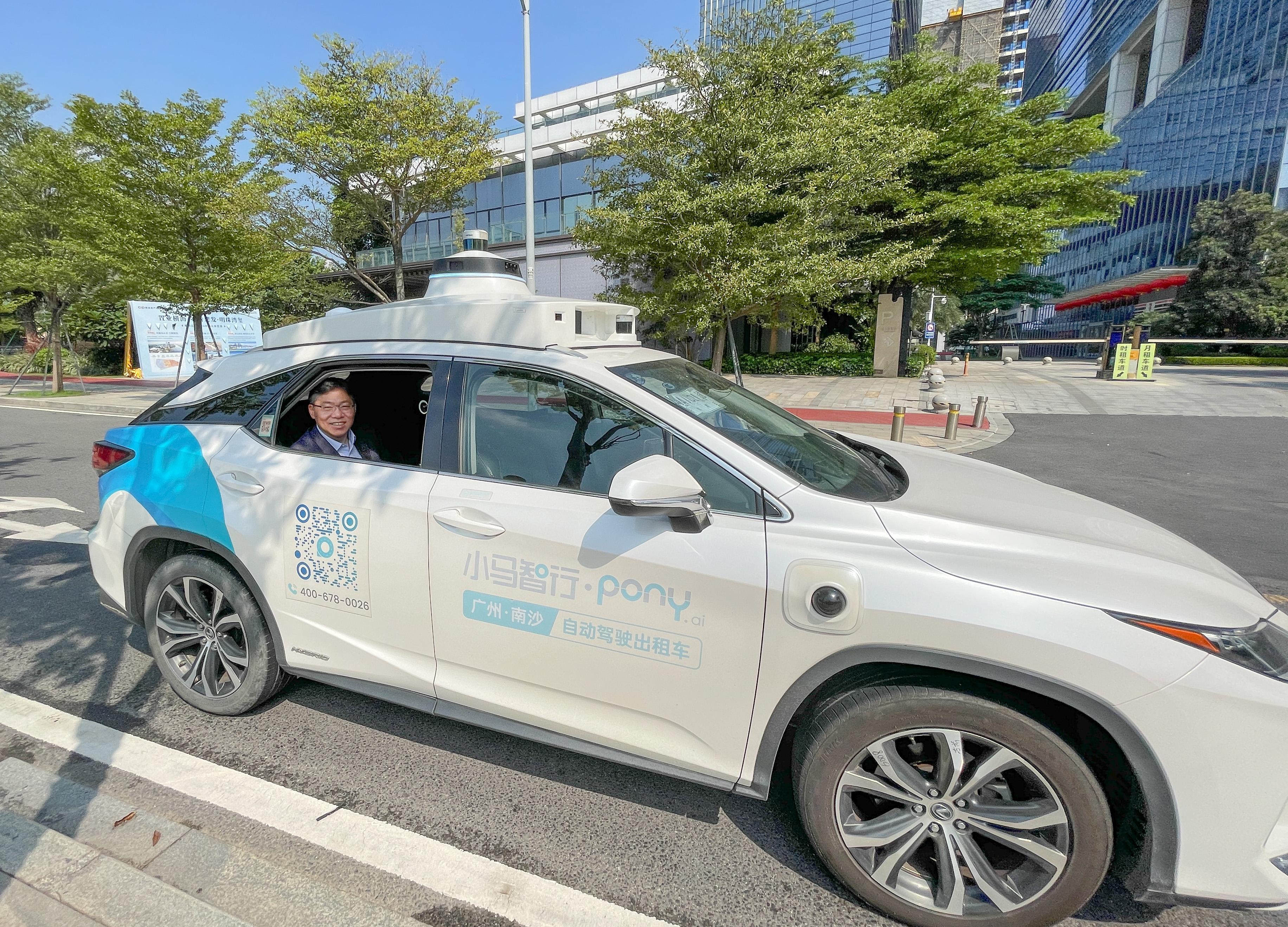 The Secretary for Transport and Logistics, Mr Lam Sai-hung, today (September 21) took a test ride in an autonomous taxi (Robotaxi) operated by Pony.ai in Nansha District, Guangzhou.