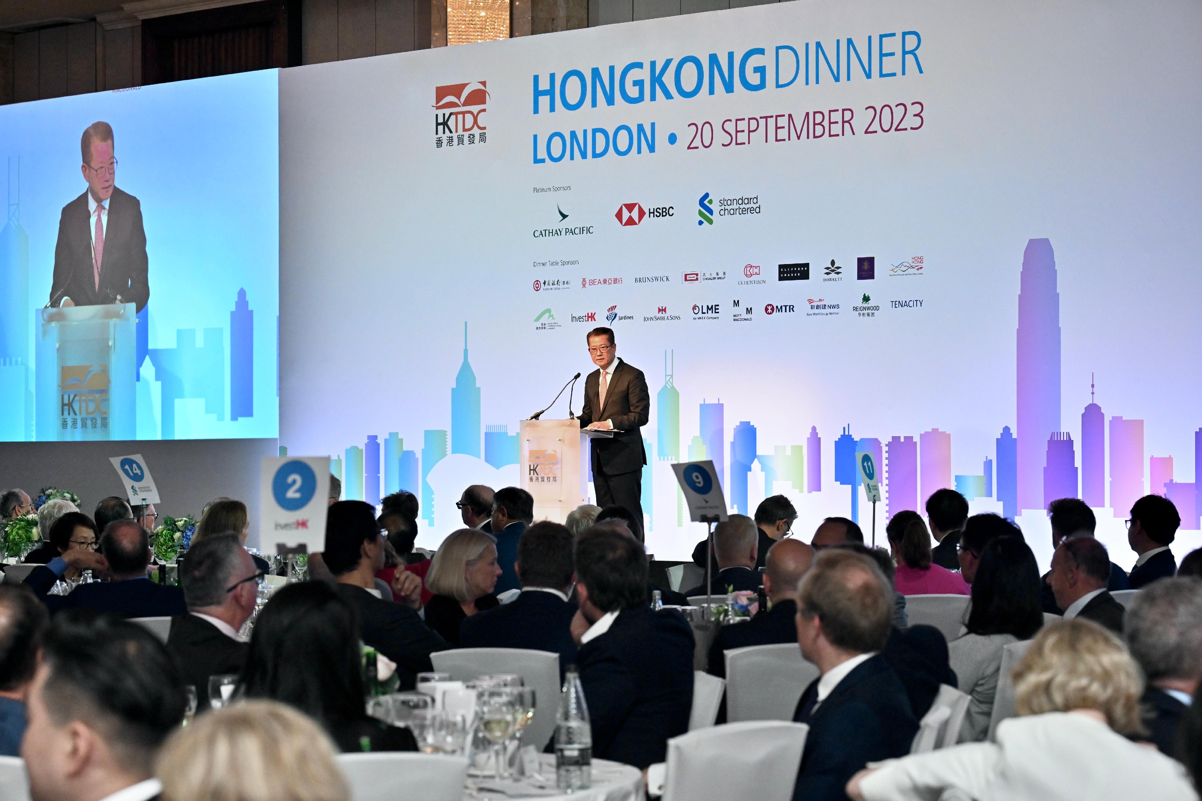 財政司司長陳茂波昨日（倫敦時間九月二十日）抵達倫敦，展開英國訪問行程，並出席由香港貿易發展局舉辦的「香港晚宴」。圖示陳茂波在晚宴上發表主題演講。