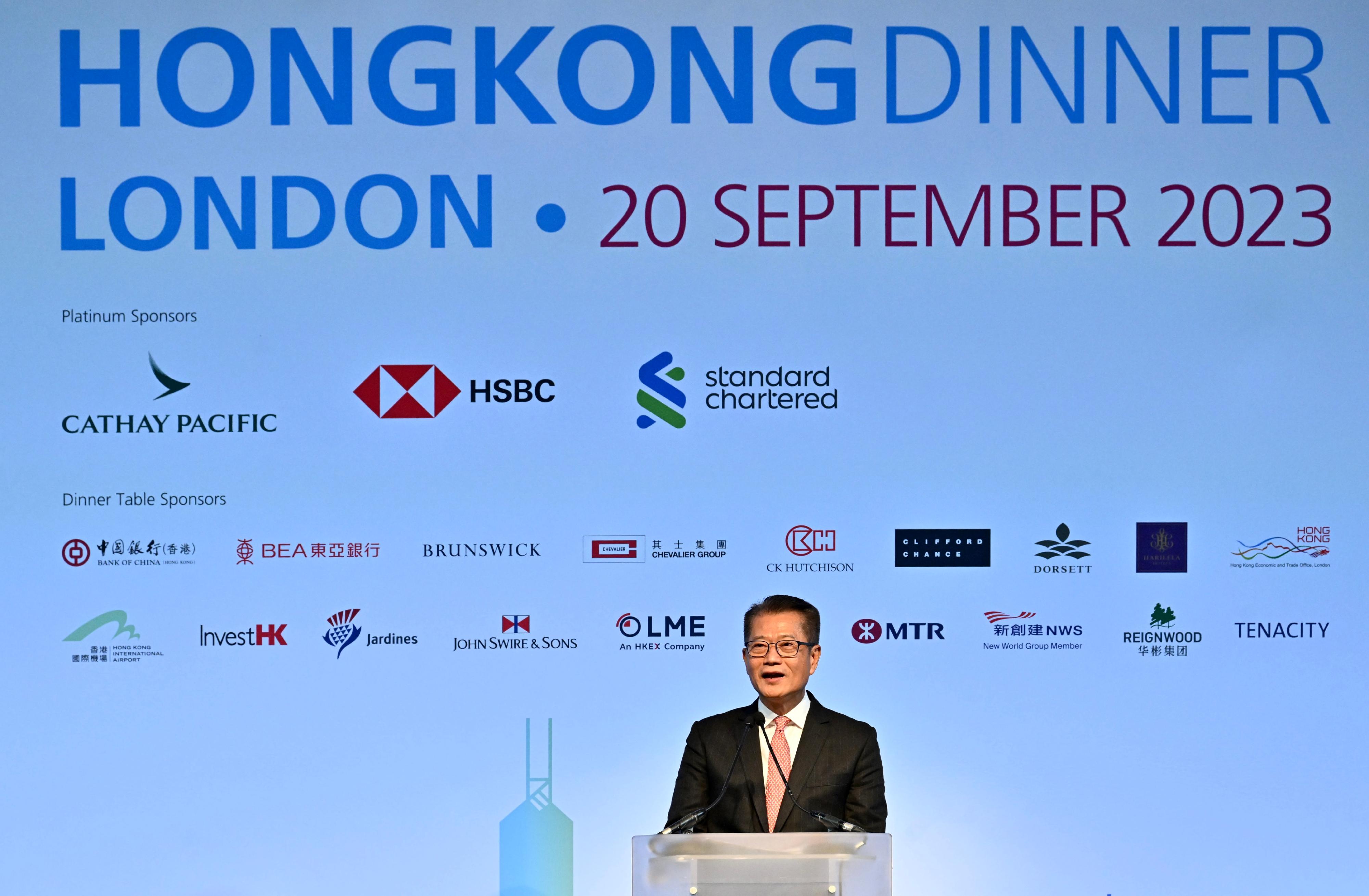 The Financial Secretary, Mr Paul Chan, arrived in London yesterday (September 20, London time) to begin his visit to London, and attended the Hong Kong Dinner organised by the Hong Kong Trade Development Council. Photo shows Mr Chan delivering a keynote speech at the dinner.

