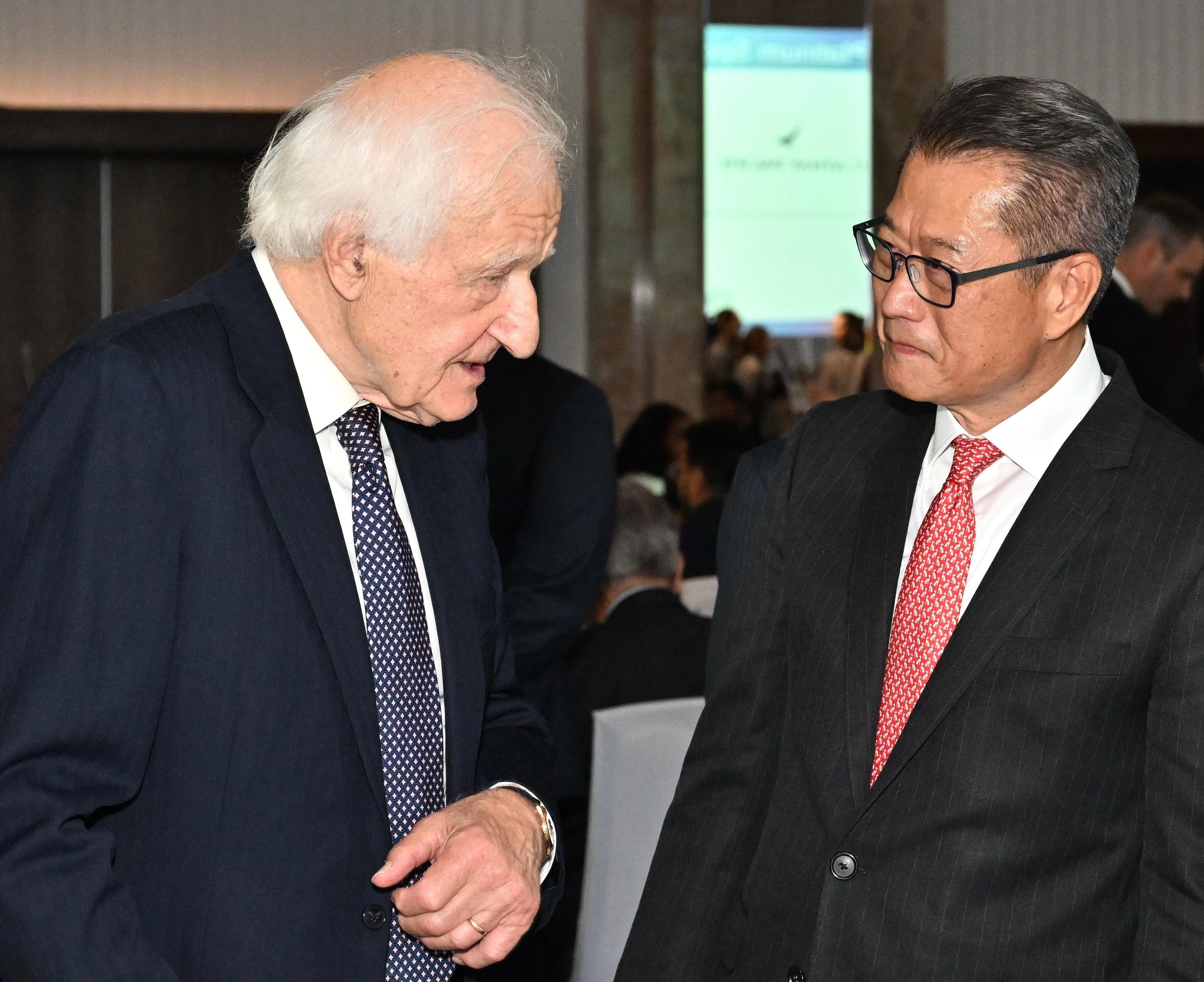 The Financial Secretary, Mr Paul Chan, arrived in London yesterday (September 20, London time) to begin his visit to London, and attended the Hong Kong Dinner organised by the Hong Kong Trade Development Council.  Photo shows Mr Chan (right) exchanging with Lord David Wilson (left) who attended the dinner.