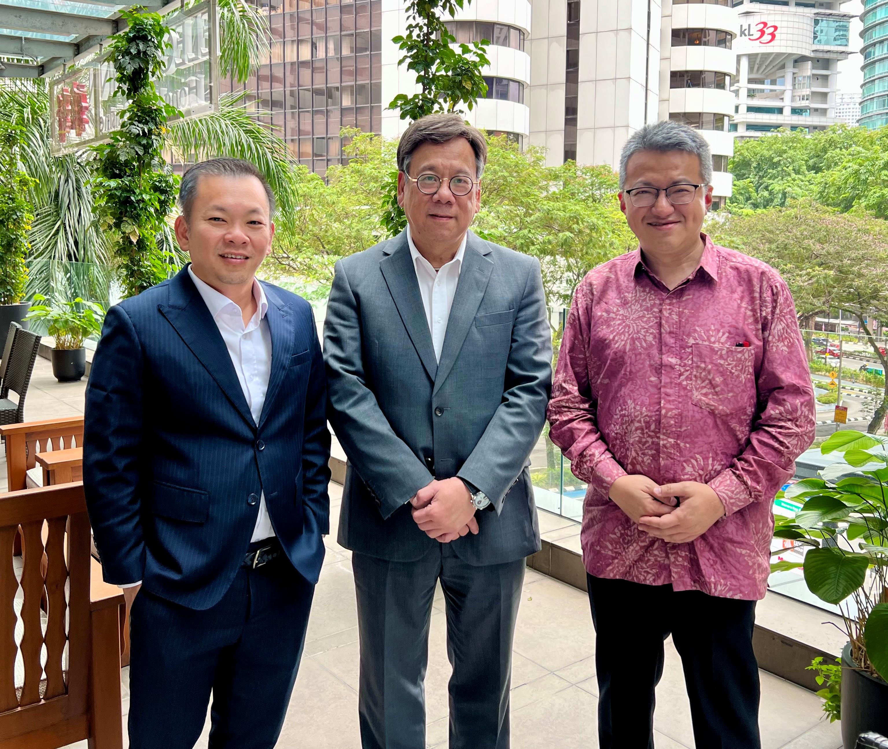 The Secretary for Commerce and Economic Development, Mr Algernon Yau, had a lunch meeting with the Deputy Minister of Investment, Trade and Industry of Malaysia, Mr Liew Chin Tong, and the Deputy Minister of Agriculture and Food Security of Malaysia, Mr Chan Foong Hin, in Kuala Lumpur, Malaysia, today (September 21) to update them on Hong Kong's latest developments and discuss issues of mutual interest. Mr Yau (centre) is pictured with Mr Liew (right) and Mr Chan (left) after the meeting.