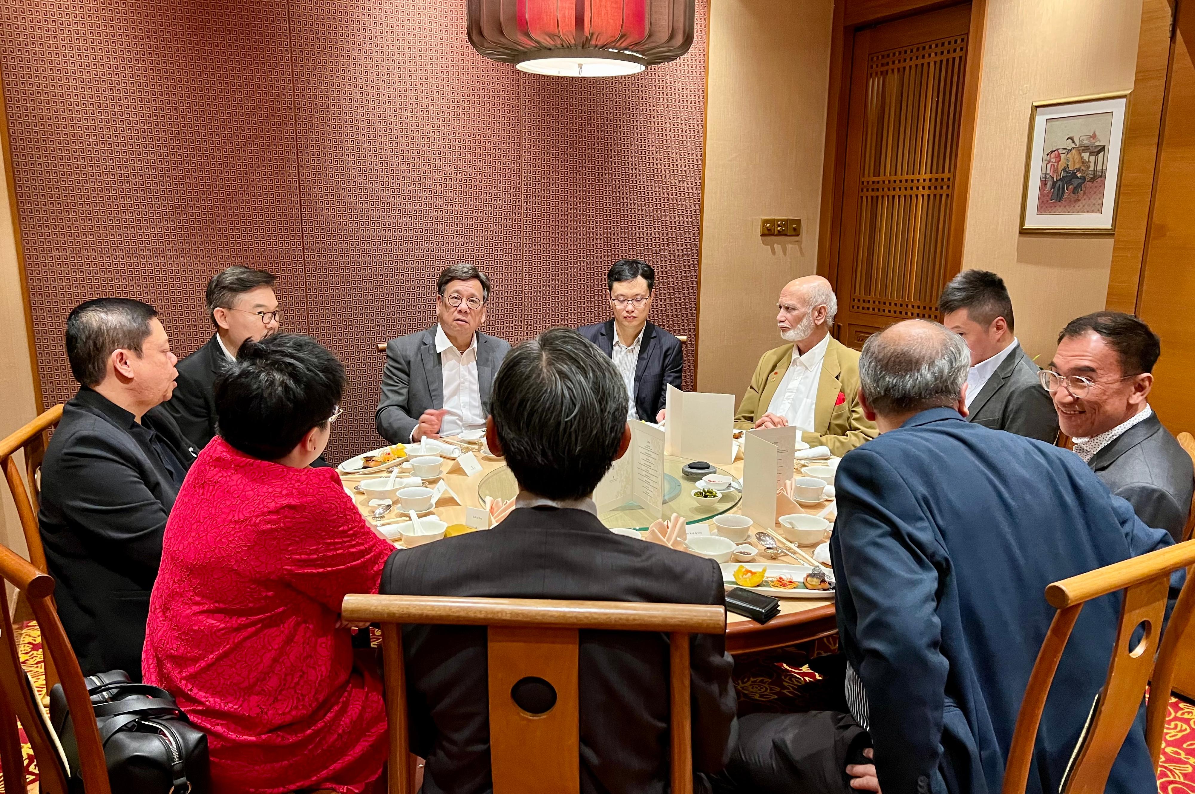 The Secretary for Commerce and Economic Development, Mr Algernon Yau (third left), hosts a dinner for members of the Hong Kong - Malaysia Business Association in Kuala Lumpur, Malaysia, today (September 21) to exchange views on trade and business co-operation, and the opportunities brought about by the Guangdong-Hong Kong-Macao Greater Bay Area development.