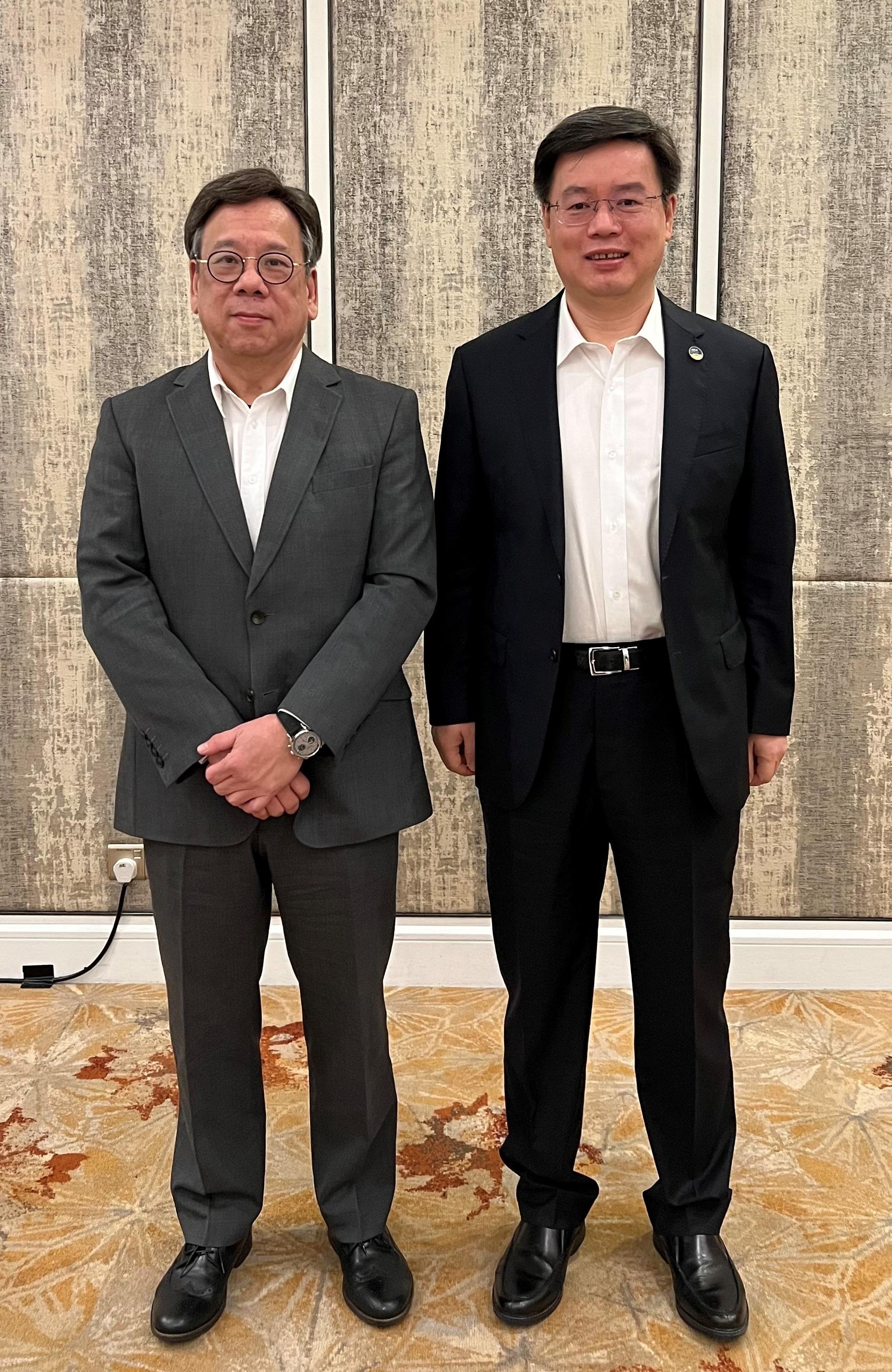 商務及經濟發展局局長丘應樺（左）今日（九月二十一日）在馬來西亞吉隆坡與深圳市人民政府市長覃偉中（右）會面，就加強港深合作交換意見。