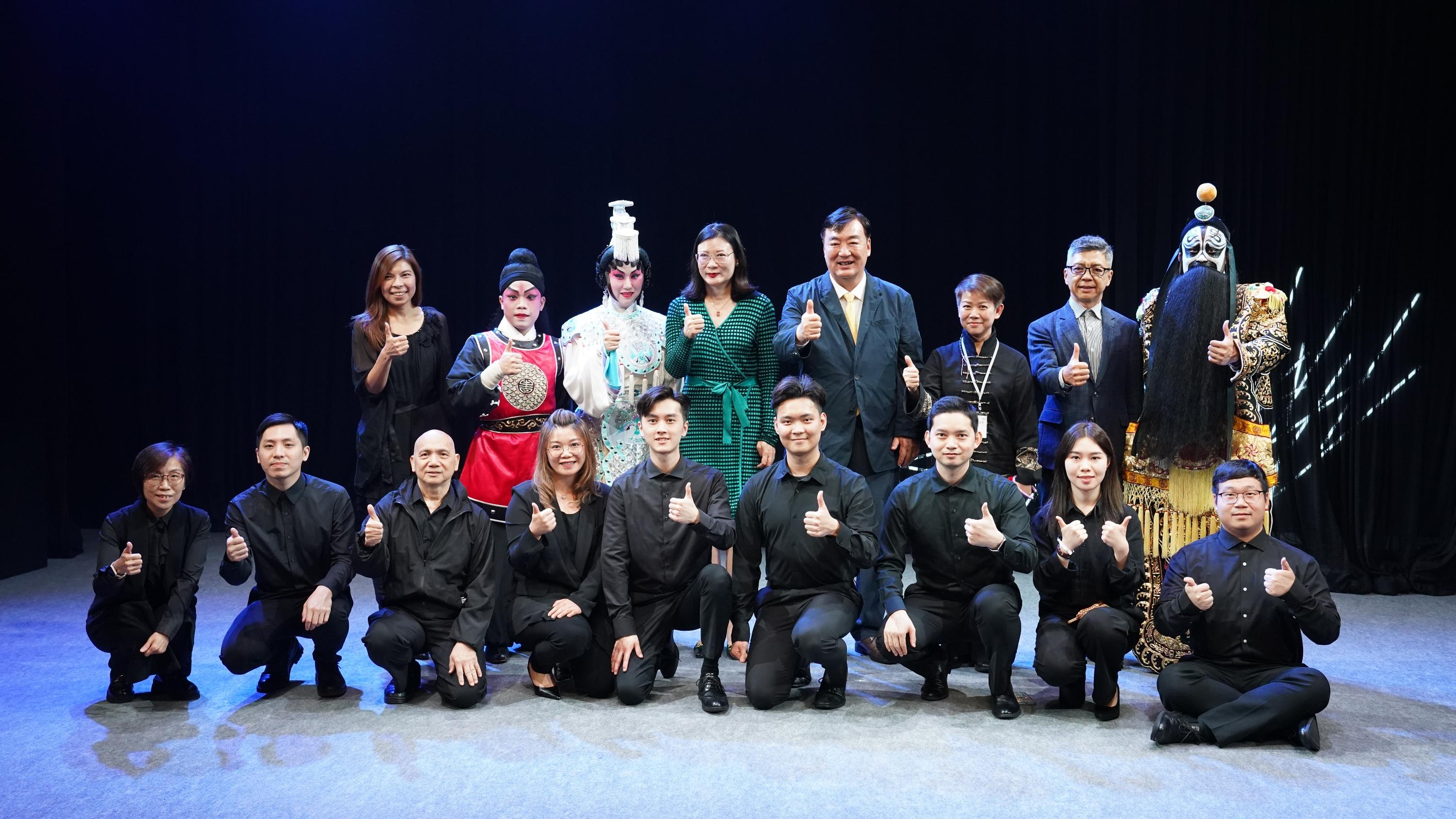 The West Kowloon Cultural District Xiqu Centre presented the Experimental Cantonese Opera "Farewell My Concubine" (New Adaptation) at the National Gugak Center in Seoul, Korea, yesterday and today (September 20 and 21). Photo shows the Principal Hong Kong Economic and Trade Representative (Tokyo), Miss Winsome Au (second row, first left); the Chinese Ambassador to the Republic of Korea, Mr Xing Haiming (second row, fourth right); the spouse of the Chinese Ambassador to the Republic of Korea, Ms Tan Yujun (second row, fourth left); and the Head of Xiqu, Performing Arts, West Kowloon Cultural District Authority and Producer of the Experimental Cantonese Opera "Farewell My Concubine" (New Adaptation), Ms Naomi Chung (second row, third right),are pictured with the artistic and production team after a performance yesterday.