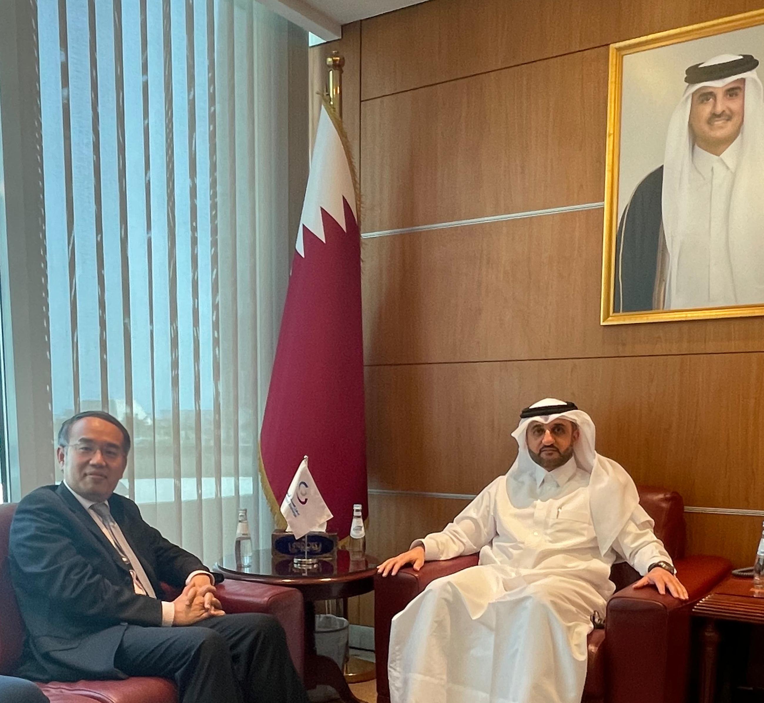 財經事務及庫務局局長許正宇繼續卡塔爾的訪問行程。圖示許正宇（左）今日（九月二十一日）在多哈與卡塔爾證券交易所署理行政總裁Abdulaziz Nasser Al-Emadi（右）會面。