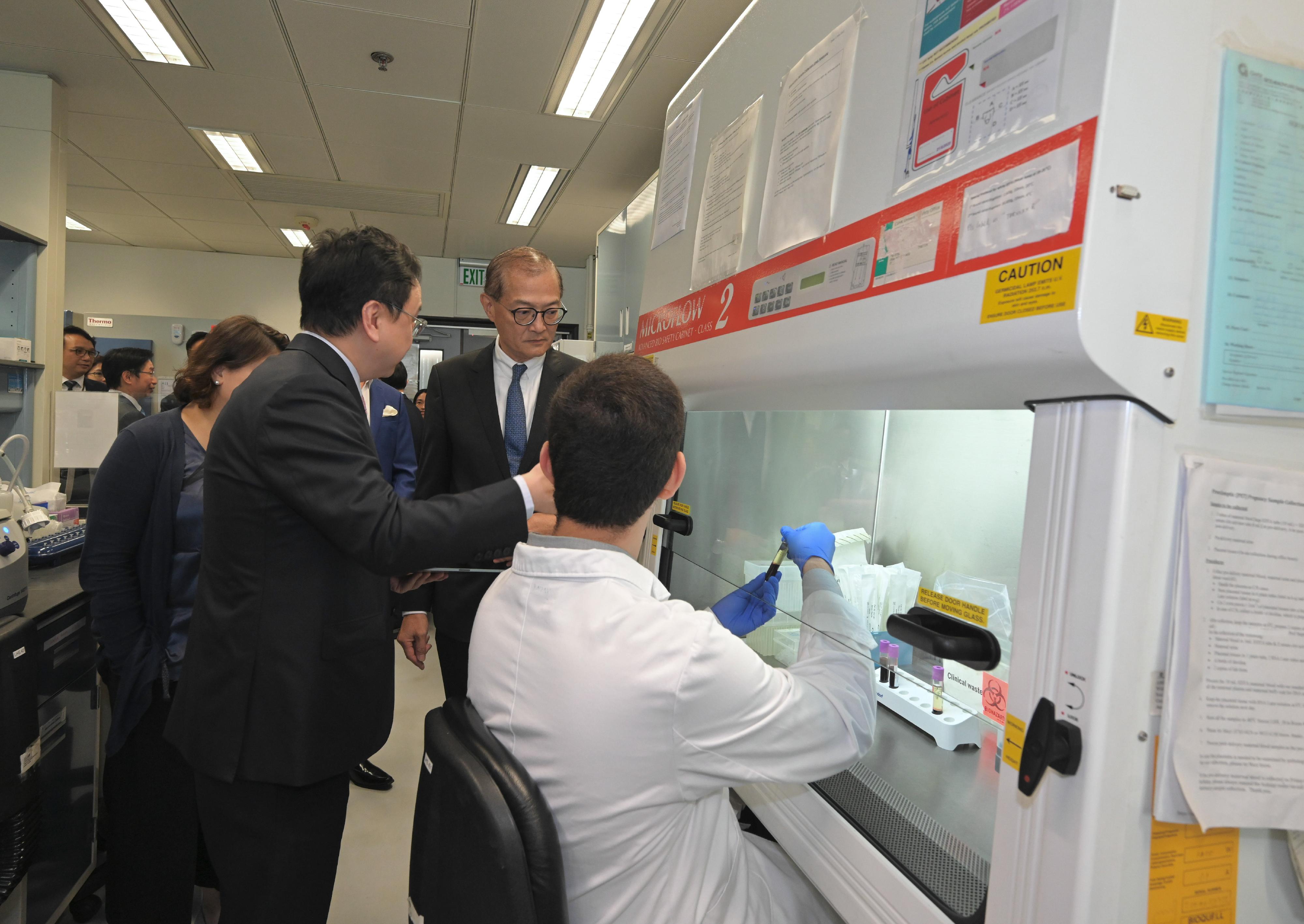 The Secretary for Health, Professor Lo Chung-mau, visits the research facilities of the Faculty of Medicine of the Chinese University of Hong Kong in Prince of Wales Hospital to get a grasp of the latest research work of the Faculty.