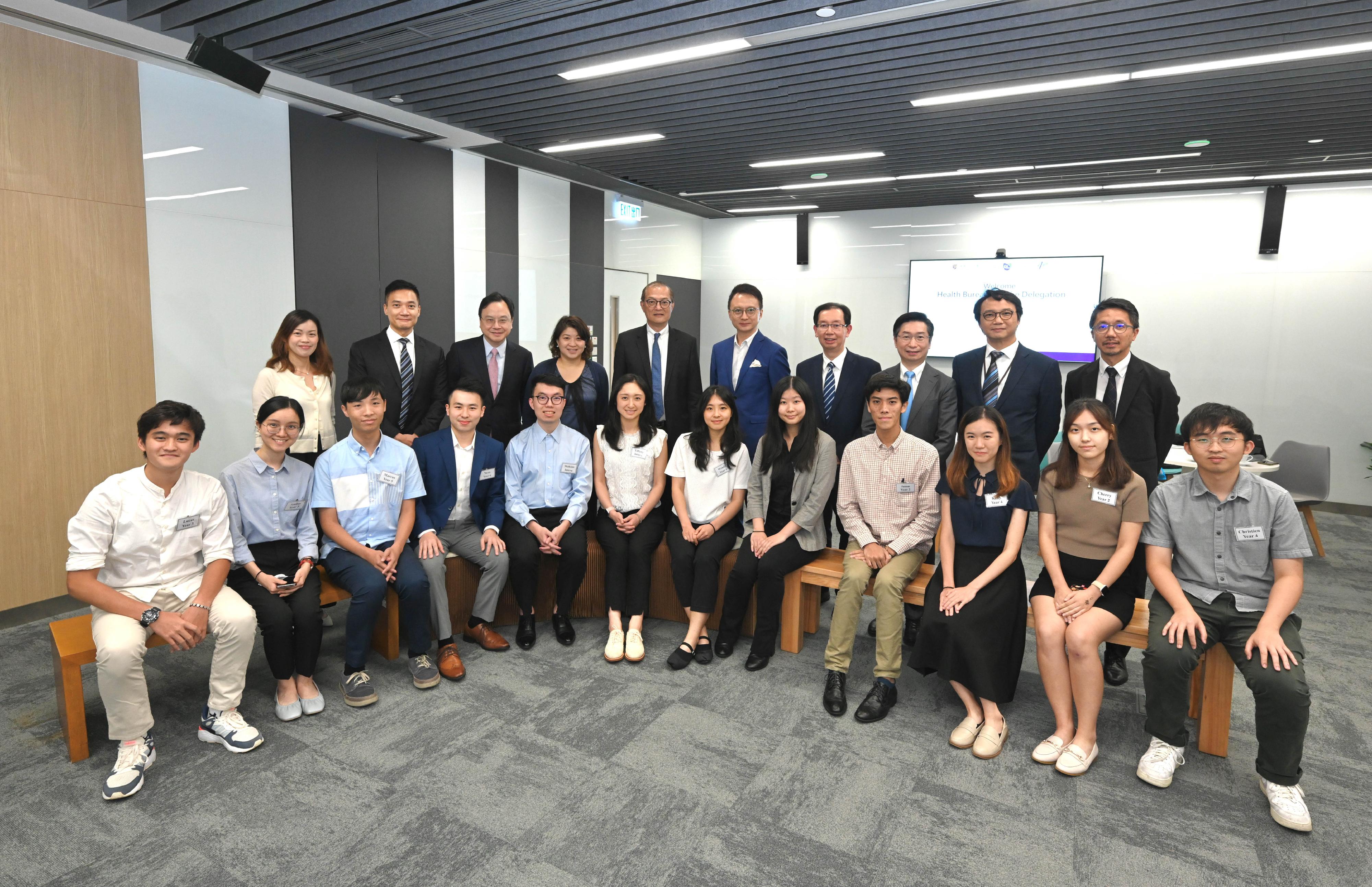 The Secretary for Health, Professor Lo Chung-mau, visited the Faculty of Medicine of the Chinese University of Hong Kong (CU Medicine) today (September 21). Photo shows Professor Lo (back row, fifth left), the Under Secretary for Health, Dr Libby Lee (back row, fourth left), with the Dean of CU Medicine, Professor Francis Chan (back row, fifth right), some medical students and other representatives of the Faculty.