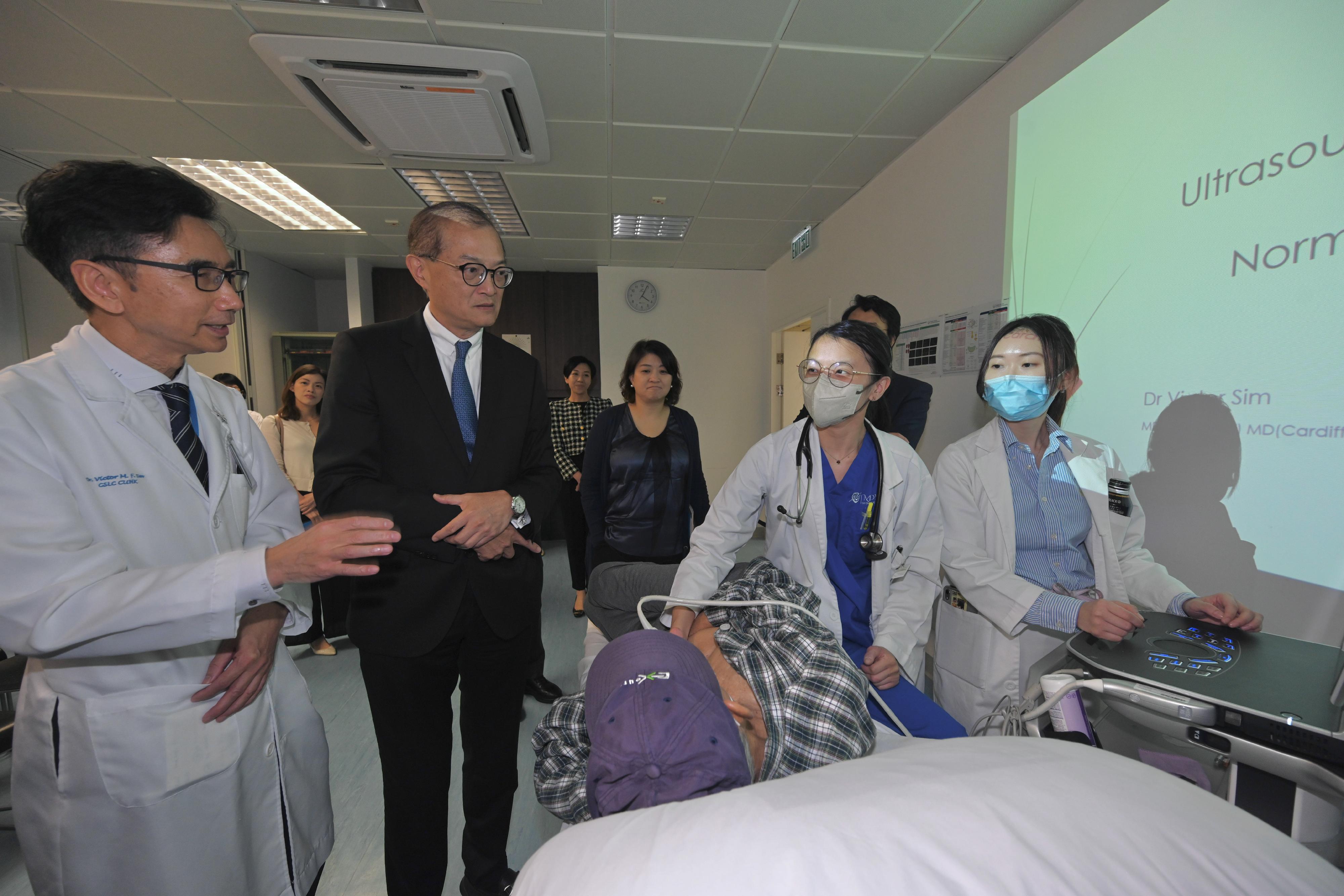 The Secretary for Health, Professor Lo Chung-mau, visited the Faculty of Medicine of the Chinese University of Hong Kong today (September 21). Photo shows Professor Lo (second left) and the Under Secretary for Health, Dr Libby Lee (third right), visiting the Kai Chong Tong Clinical Skills Learning Centre situated at Prince of Wales Hospital to get a better grasp of clinical skills teaching.