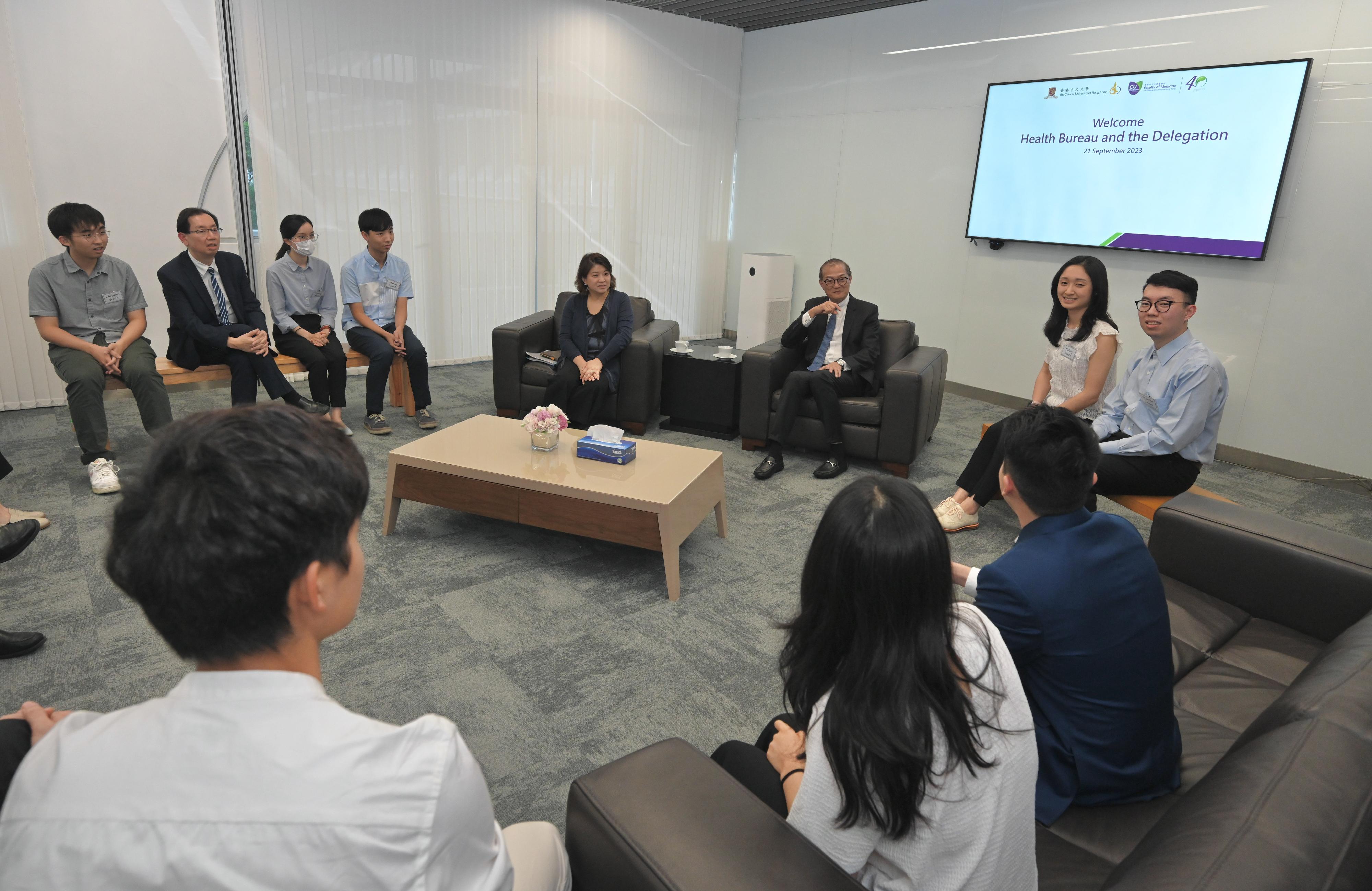 The Secretary for Health, Professor Lo Chung-mau visited the Faculty of Medicine of the Chinese University of Hong Kong today (September 21). Photo shows Professor Lo (sixth left) and the Under Secretary for Health, Dr Libby Lee (fifth left), meeting with medical students and listening to their sharing of their faith in the choice of study, latest learning experience as well as aspiration for pursuing careers in medicine.