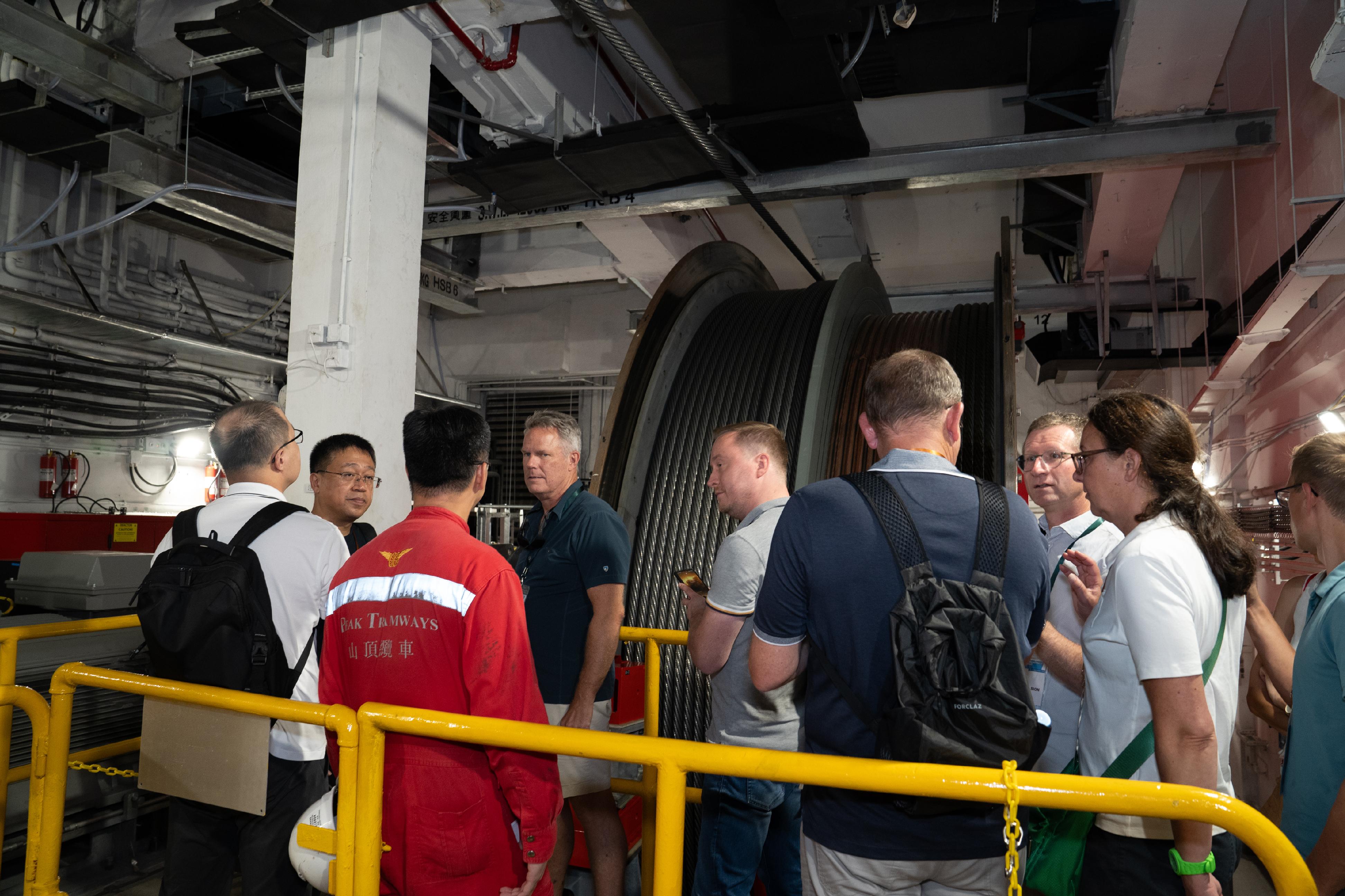 The Electrical and Mechanical Services Department hosted the 71st International Meeting of Technical Authorities for Cableways from September 17 to 21. Photo shows cableway regulators conducting a site visit to learn about the operation of the cableway system of the Peak Tram.  