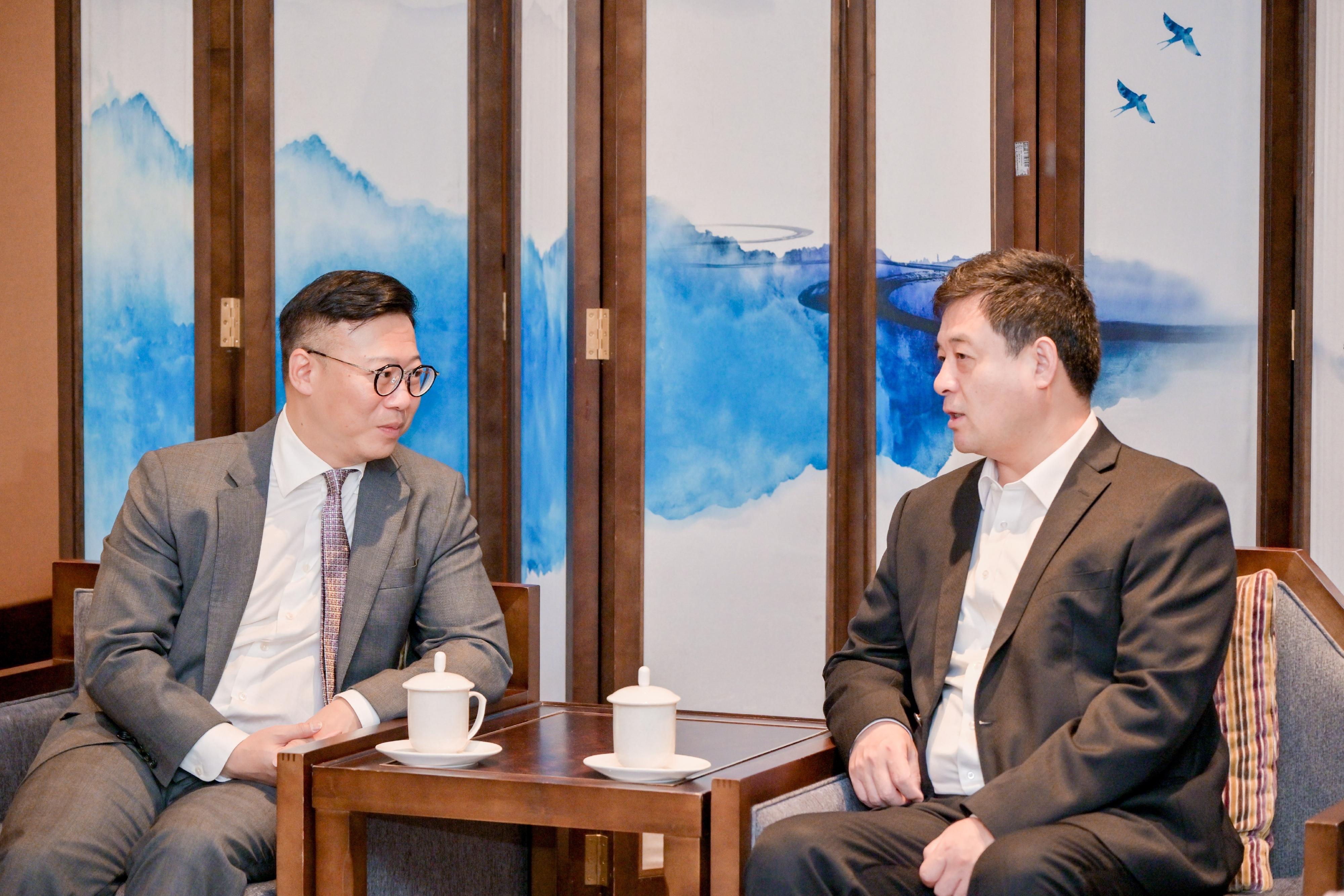 律政司副司长张国钧（左）今日（九月二十一日）与海南省副省长蔡朝晖（右）会面。

