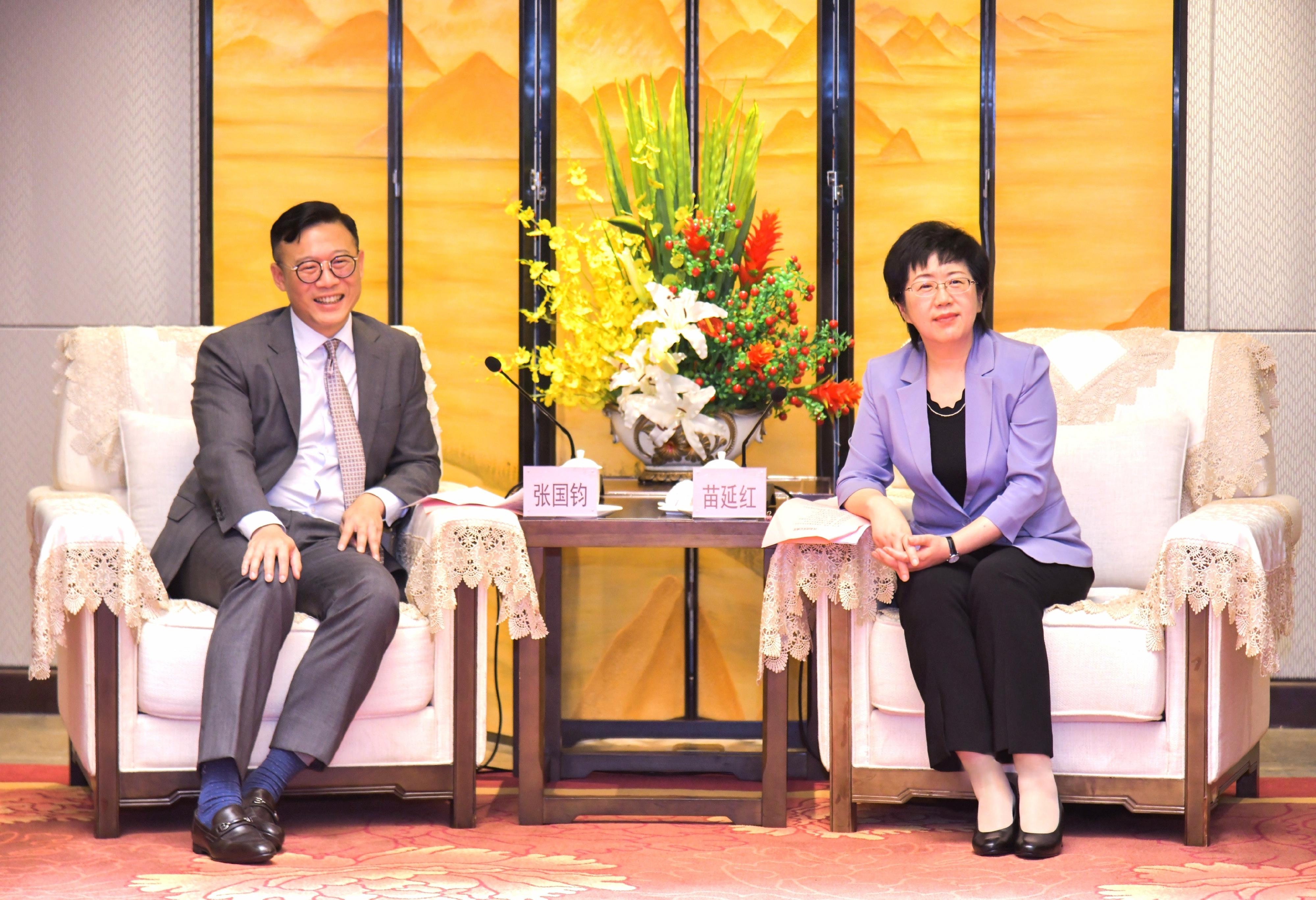 律政司副司长张国钧（左）率领法律界代表团访问海南，并在九月二十日与海南省委常委、统战部部长苗延红（右）会面。