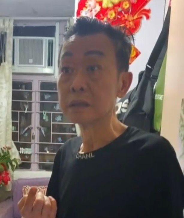 Tsang Chi-fai, aged 61, is about 1.65 metres tall, 54 kilograms in weight and of thin build. He has a square face with yellow complexion and short black and white hair. He was last seen wearing a black T-shirt, a white jacket and grey shorts.
