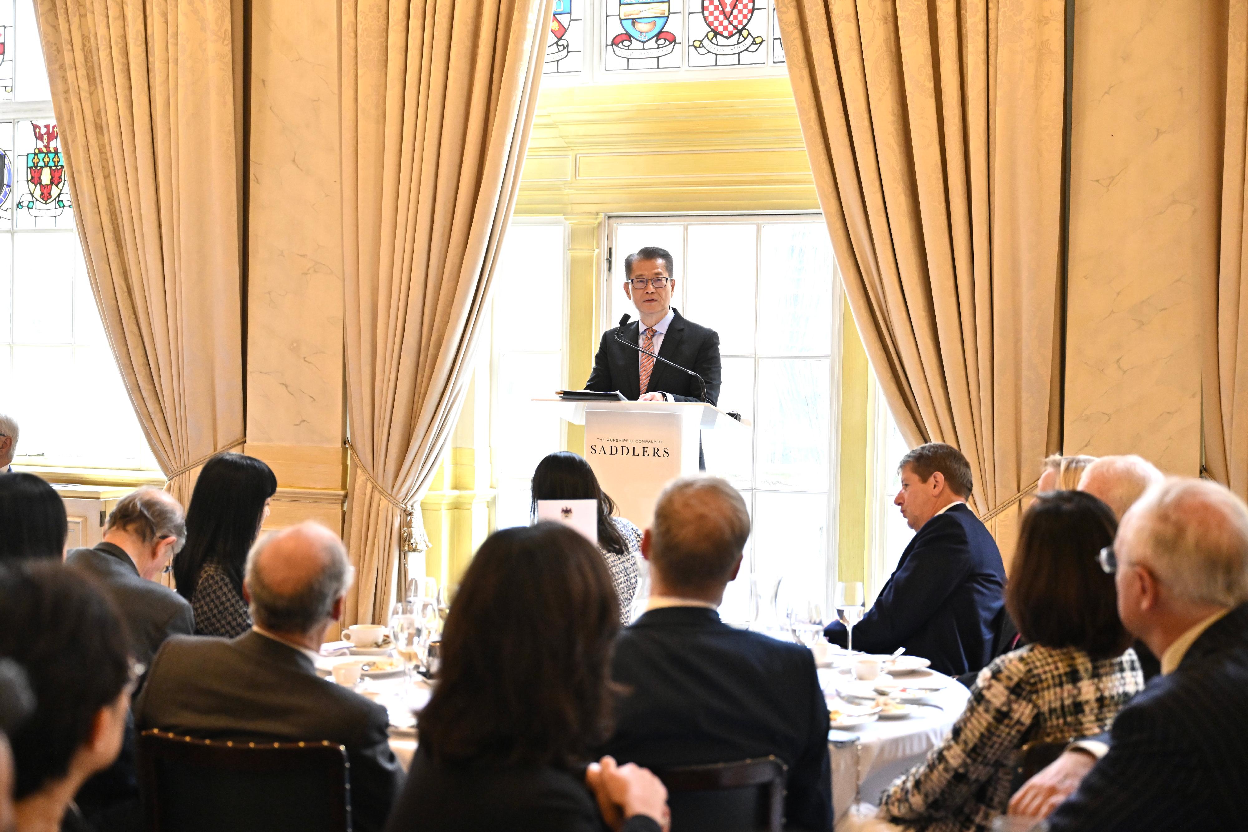 財政司司長陳茂波昨日（倫敦時間九月二十一日）繼續倫敦訪問行程。圖示陳茂波在香港工商協會的午餐會，向超過120名英國政商界嘉賓發表演說。
