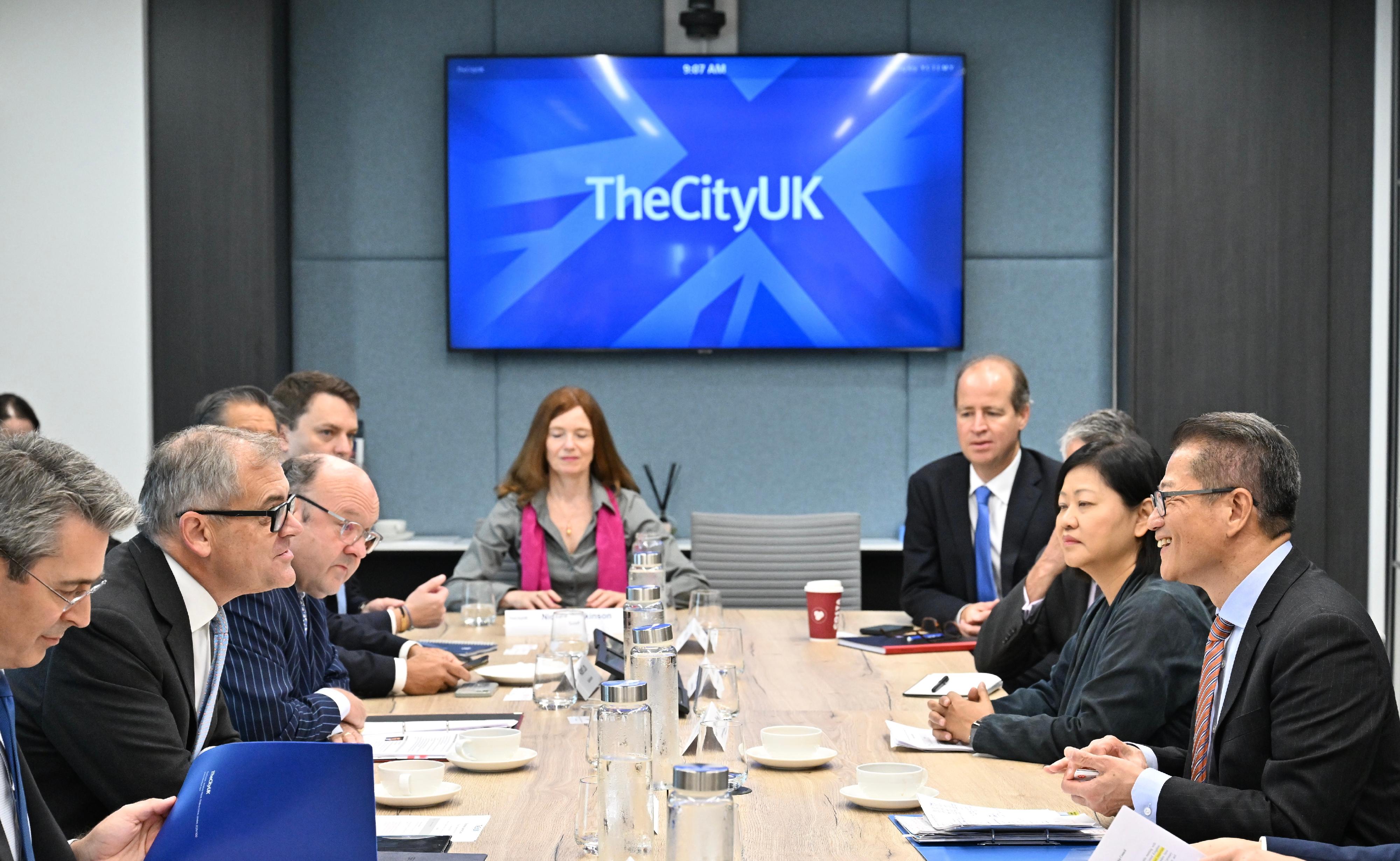 The Financial Secretary, Mr Paul Chan, yesterday (September 21, London time) continued his visit programme in London. Photo shows Mr Chan (first right) at a roundtable meeting with The CityUK Leadership Council, which is an industry-led body representing UK-based financial services, to elaborate the situation of Hong Kong’s latest economic development and financial market, and the opportunities and key areas of the Hong Kong’s financial services development in the short, medium and long term.