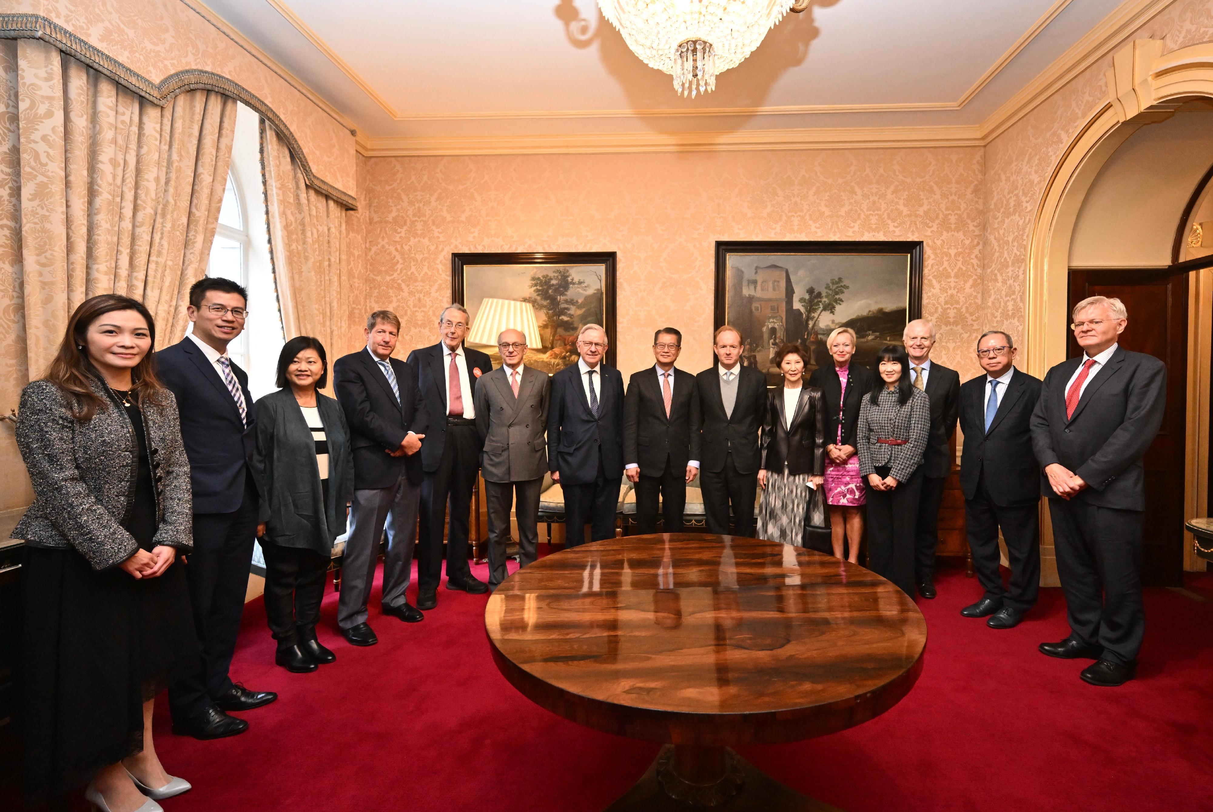 The Financial Secretary, Mr Paul Chan, yesterday (September 21, London time) continued his visit programme in London. Photo shows Mr Chan (eighth right); the Chairman of the Hong Kong Trade Development Council, Dr Peter Lam (second right); and Special Representative for Hong Kong Economic and Trade Affairs to the European Union, Miss Shirley Yung (third left), and the Director-General of the Hong Kong Economic and Trade Office, London, Mr Gilford Law (second left), in a group photo with members of the Hong Kong Association committee at the luncheon.