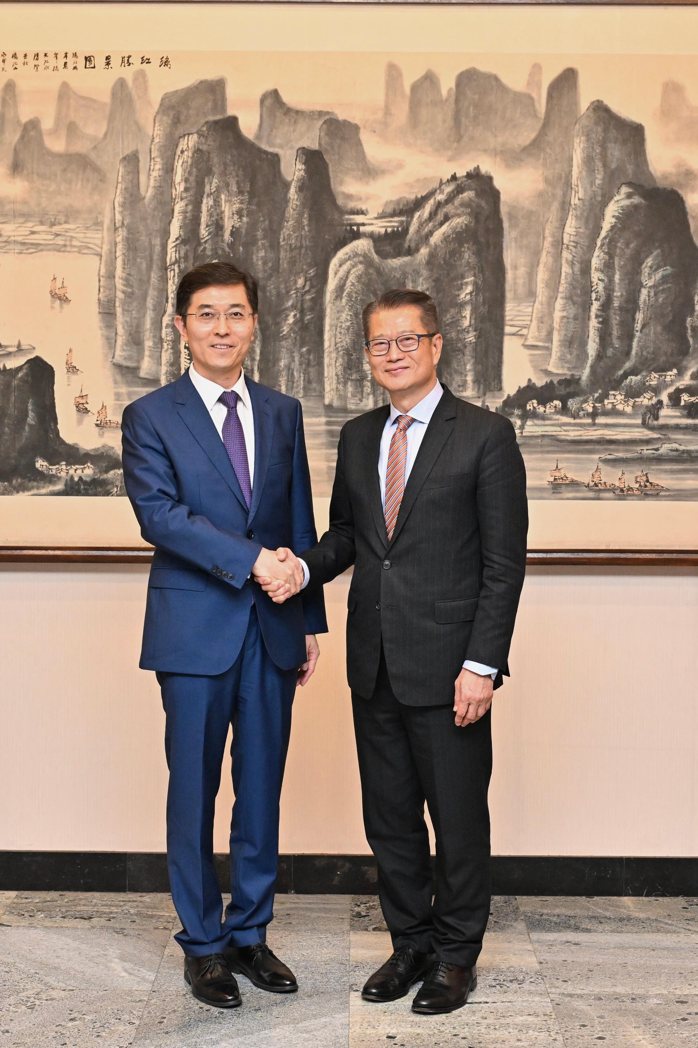 The Financial Secretary, Mr Paul Chan, yesterday (September 21, London time) continued his visit programme in London. Photo shows Mr Chan (right) calling on the Chargé d'Affaires of the Chinese Embassy in UK, Minister Yang Xiaoguang (left). Mr Chan explained to him Hong Kong’s latest situation and developments in the future.