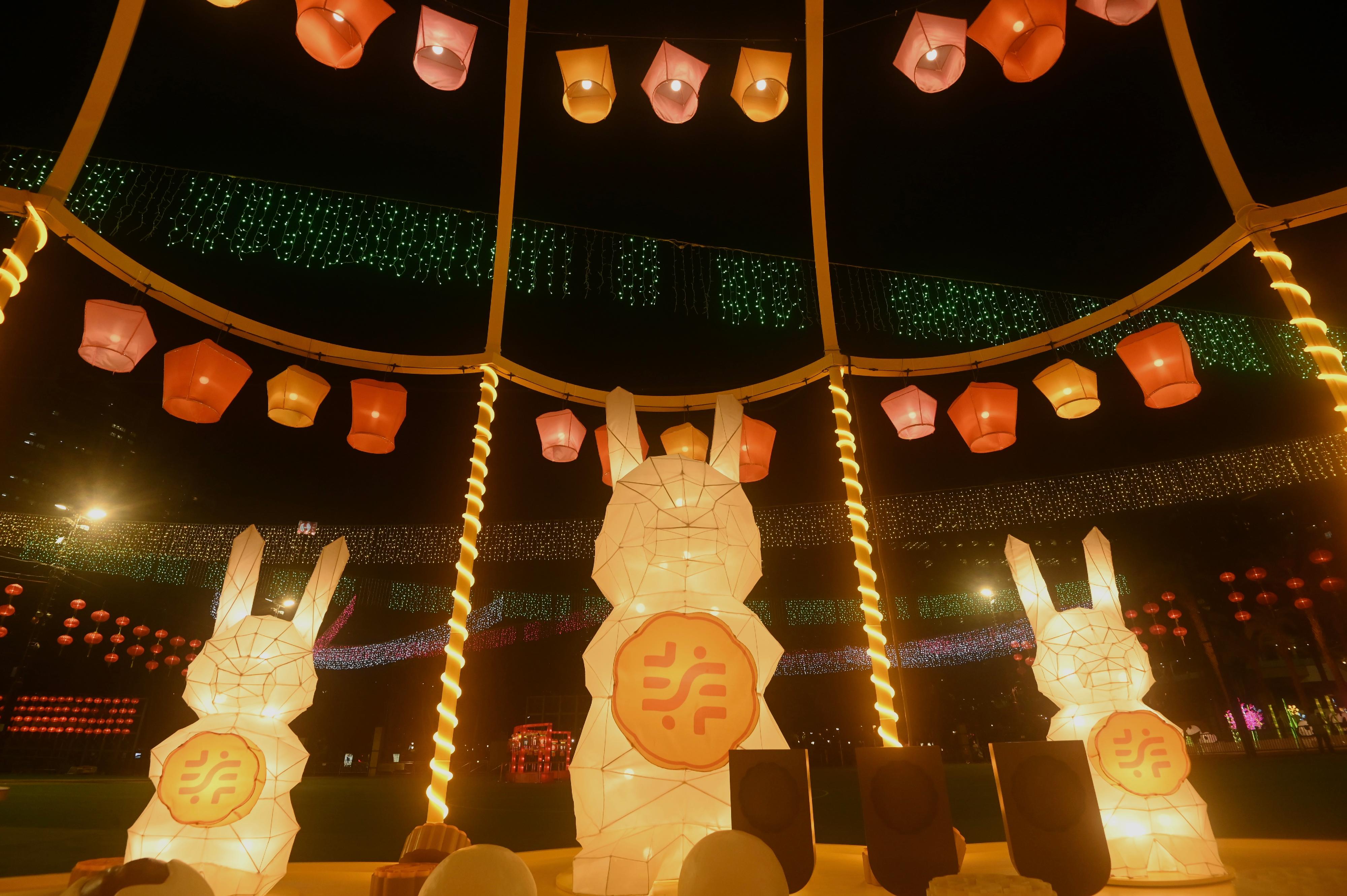 The Leisure and Cultural Services Department will showcase spectacular lantern displays of different themes at the Mid-Autumn Lantern Carnivals in Victoria Park, Sha Tin Park and Tuen Mun Park from tomorrow (September 23) until October 2. A vast range of activities will also be organised in the three parks at different dates. Photo shows the lantern entitled "Chasing the Bunnies Under the Moonlit Lanterns" crafted by local masters using traditional techniques at Victoria Park.
