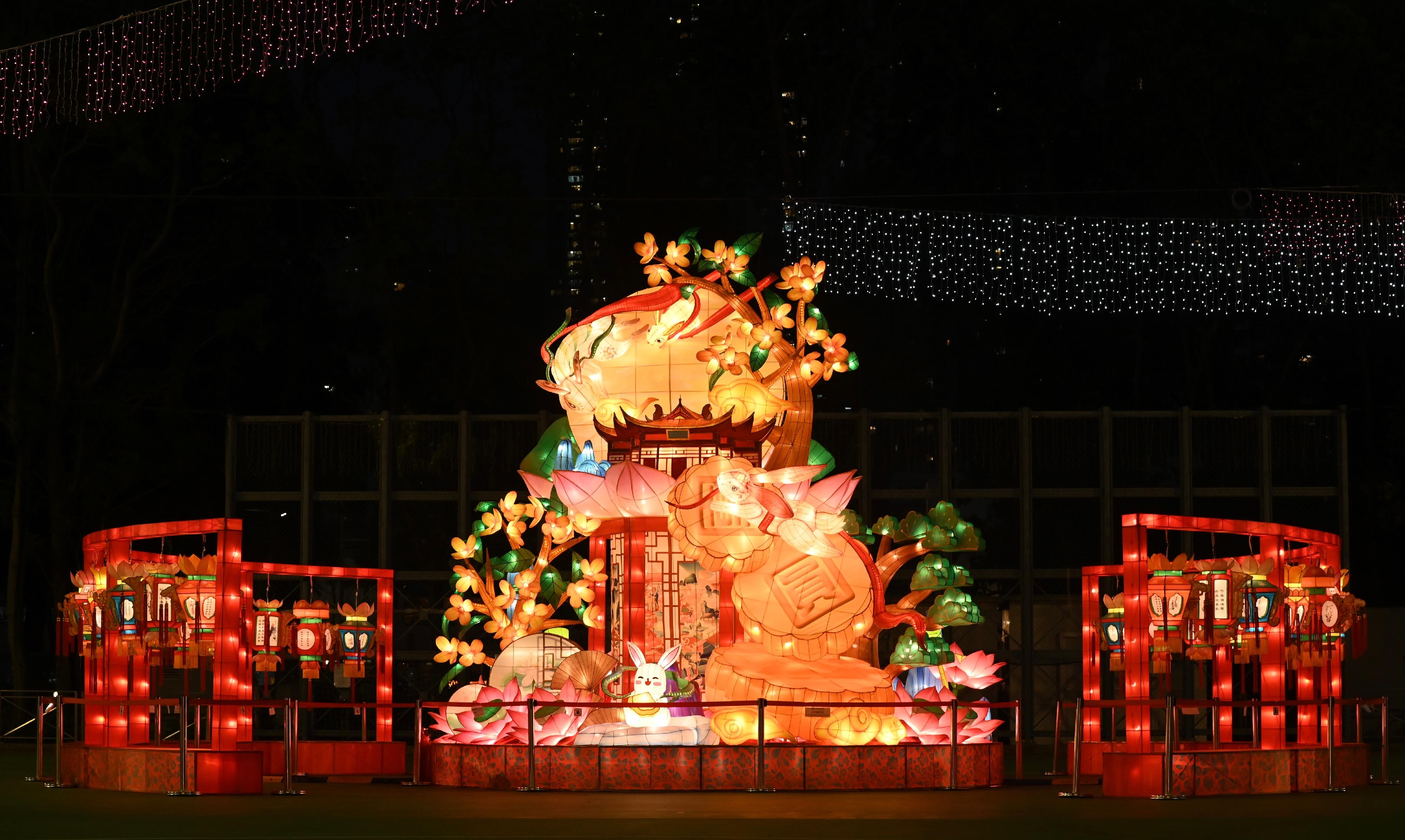 The Leisure and Cultural Services Department will showcase spectacular lantern displays of different themes at the Mid-Autumn Lantern Carnivals in Victoria Park, Sha Tin Park and Tuen Mun Park from tomorrow (September 23) until October 2. A vast range of activities will also be organised in the three parks at different dates. Photo shows the revolving lantern "Autumn's Moonlit Charm" created by Foshan masters at Victoria Park.