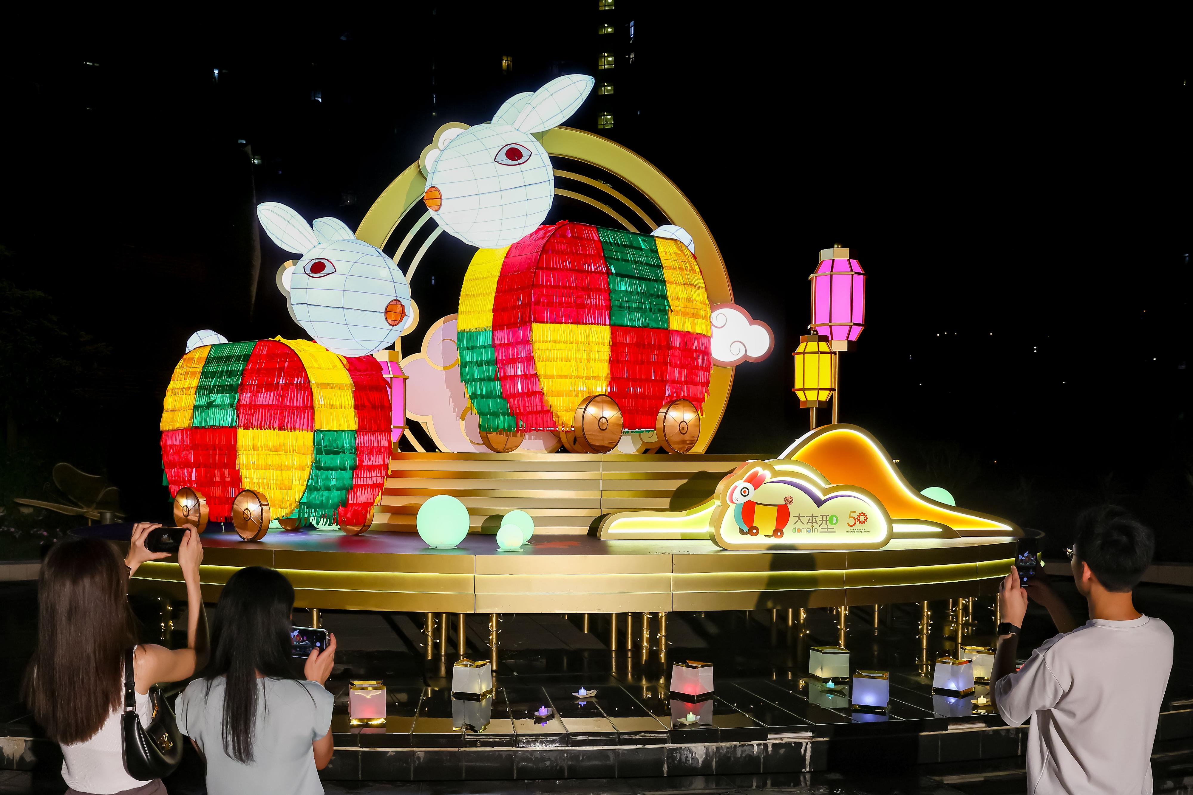 香港房屋委員會（房委會）商場投入「香港夜繽紛」舉辦中秋節暨慶祝國慶日推廣活動。圖示房委會轄下東九龍油塘的旗艦商場「大本型」天台空中花園的兩隻巨型玉兔。