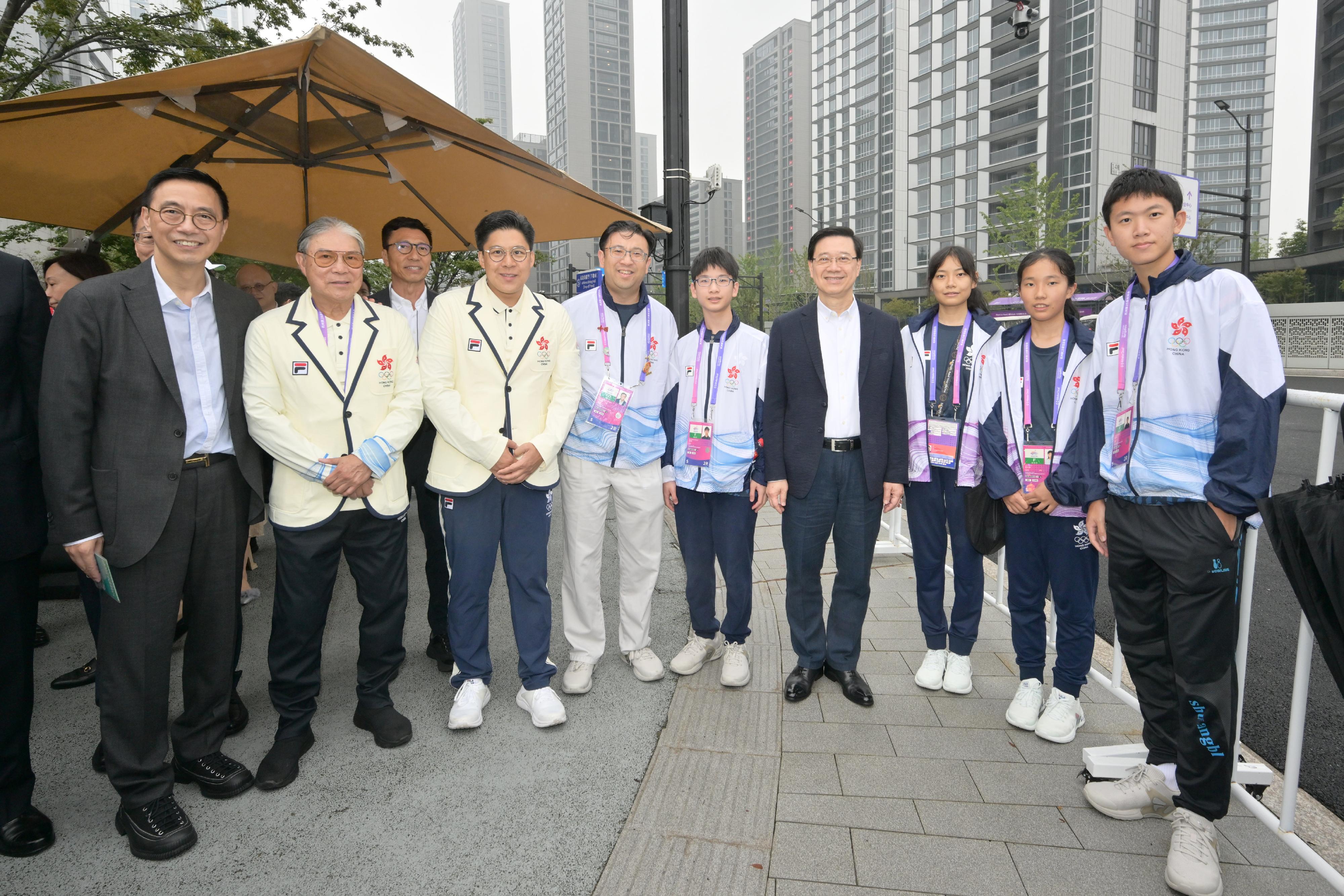 The Chief Executive, Mr John Lee, led a delegation of the Hong Kong Special Administrative Region Government to attend the opening ceremony of the 19th Asian Games Hangzhou (Asian Games) today (September 22). Photo shows Mr Lee (fourth right); the Secretary for Culture, Sports and Tourism, Mr Kevin Yeung (first left); the President of the Sports Federation & Olympic Committee of Hong Kong, China, Mr Timothy Fok (second left); and the Chef de Mission of the Hong Kong, China Delegation to the Asian Games, Mr Kenneth Fok (third left), with Hong Kong athletes.
