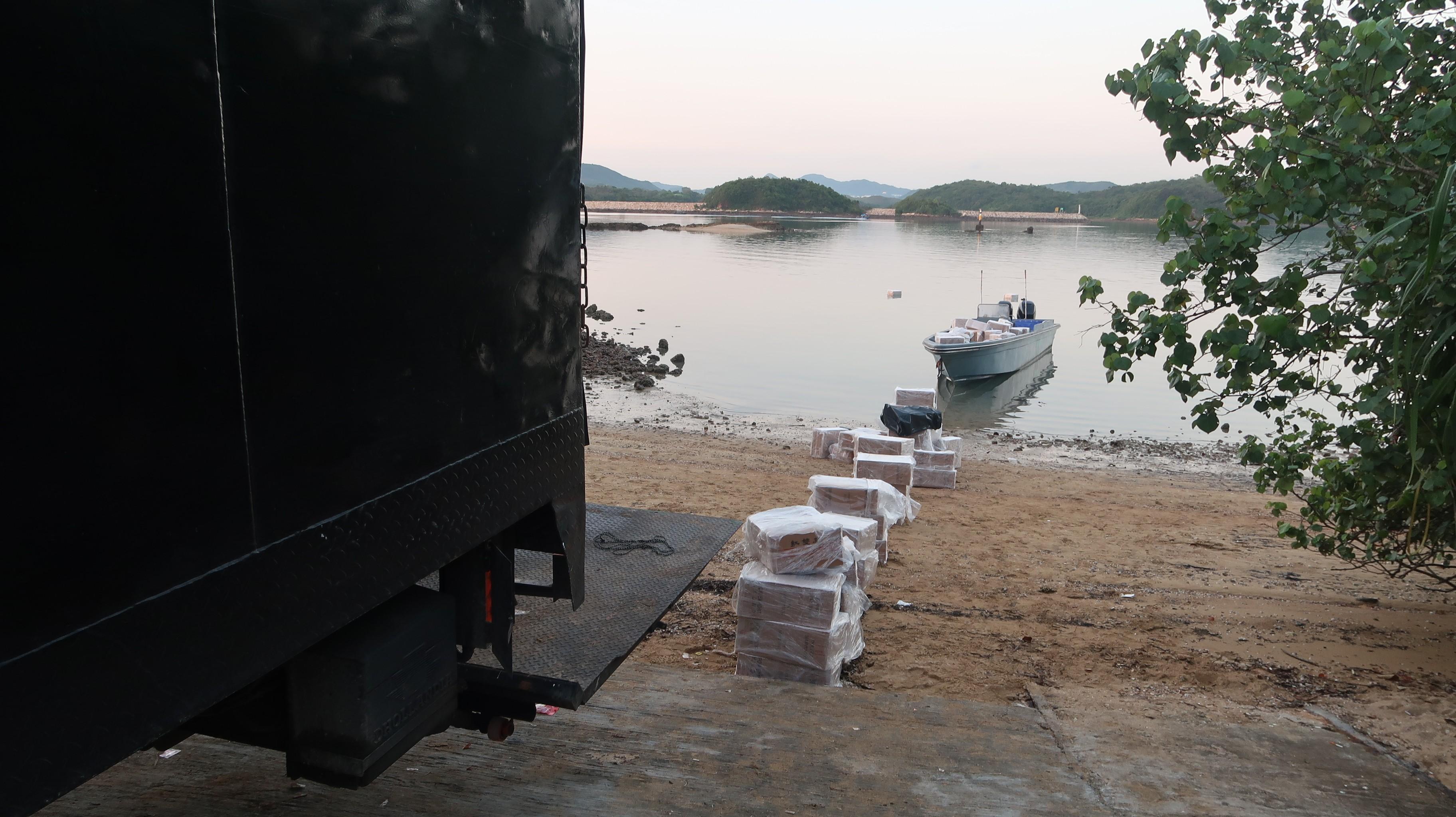 Hong Kong Customs and Marine Police conducted a joint operation in Sai Kung yesterday (September 21) and seized about 2.2 million suspected illicit cigarettes with an estimated market value of about $8.2 million and a duty potential of about $5.6 million. Photo shows the suspected illicit cigarettes seized at the shore of a pier in Tsam Chuk Wan, and the detained speedboat suspected to be connected with the case.