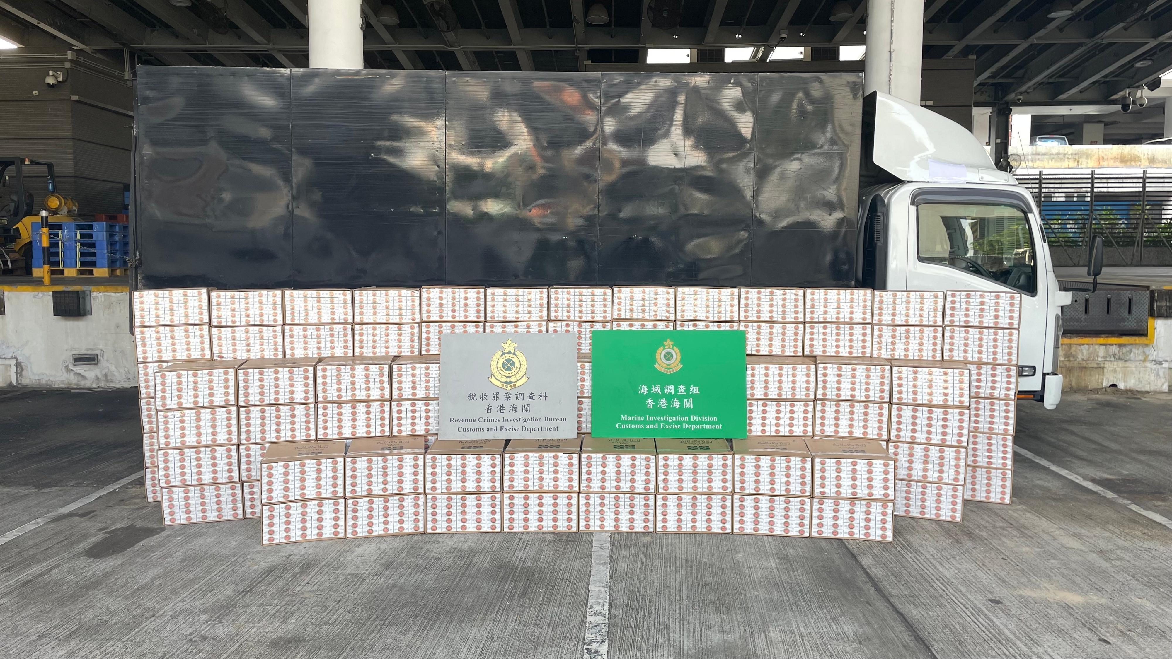 Hong Kong Customs and Marine Police conducted a joint operation in Sai Kung yesterday (September 21) and seized about 2.2 million suspected illicit cigarettes with an estimated market value of about $8.2 million and a duty potential of about $5.6 million. Photo shows the suspected illicit cigarettes seized and the detained lorry suspected to be connected with the case.
