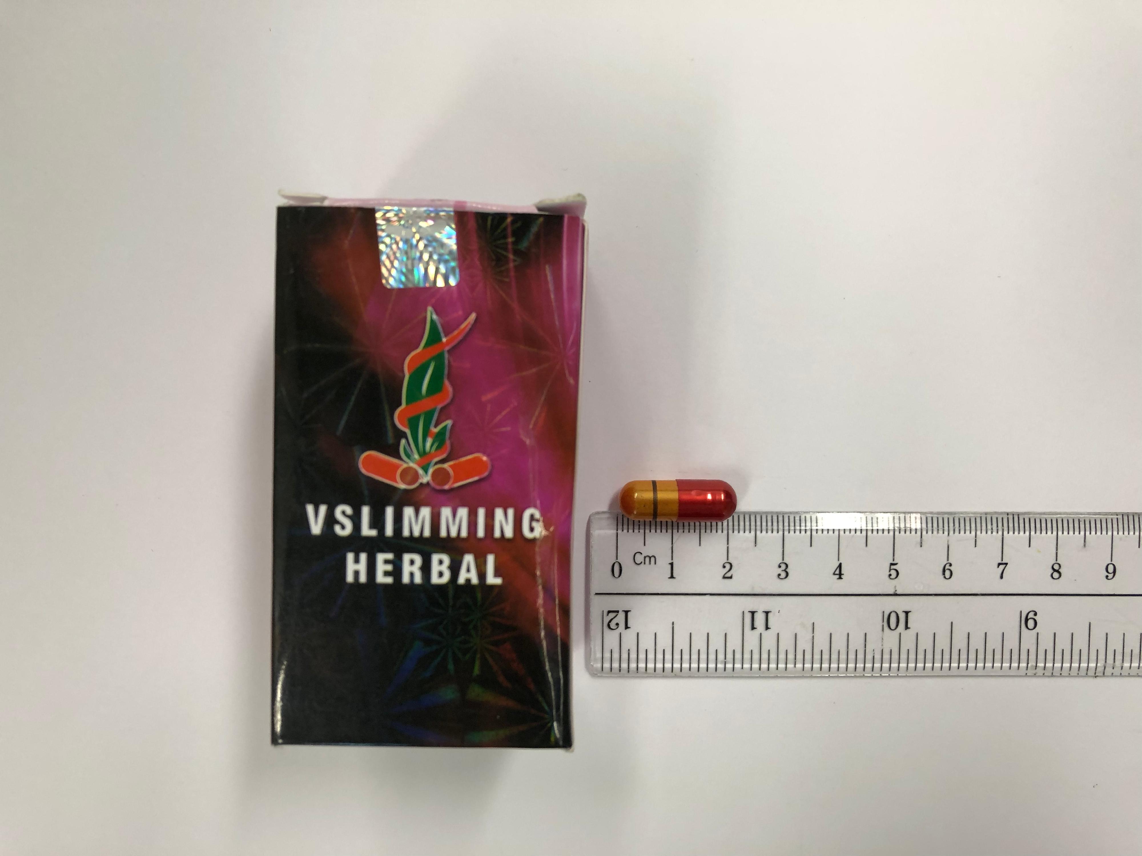 卫生署今日（九月二十二日）就销售一款名为「VSlimming Herbal」的减肥产品采取行动，该产品被发现含有未标示受管制药物成分，包括已禁用的西药成分。行动中，一名36岁男子涉嫌非法售卖及管有第1部毒药及未经注册药剂制品被警方拘捕。图示该款瘦身产品。