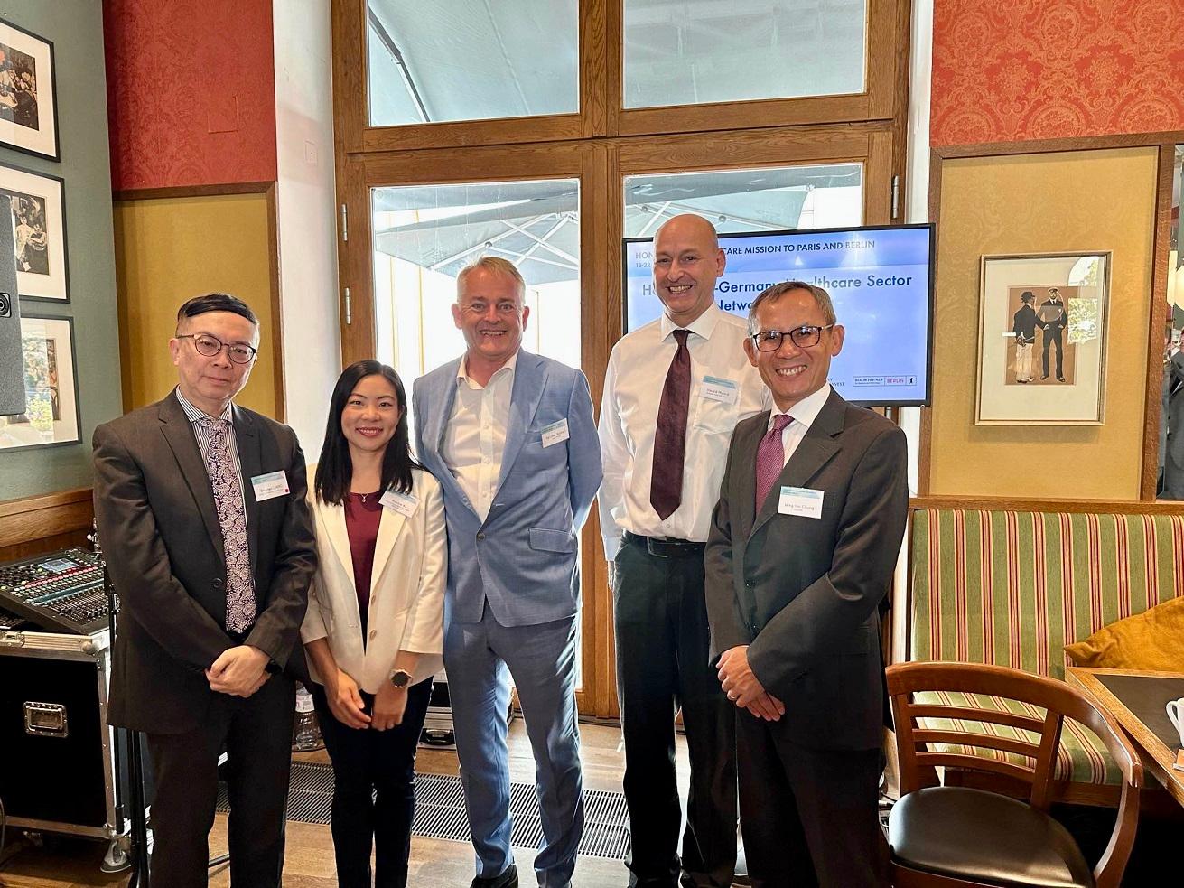 The Hong Kong Economic and Trade Office in Berlin (HKETO Berlin) supported a networking lunch organised by the Hong Kong Trade Development Council (HKTDC) on September 21 (Berlin time). Speakers at the Healthcare Sector Networking Lunch were (from left): the Assistant Executive Director, HKTDC, Mr Stephen Liang; the Acting Director, HKETO Berlin, Miss Bonnie Ka; the Head of Division Healthcare, Industry, Infrastructure, Berlin Partner, Dr Kai Uwe Bindseil; 
Senior Manager Investors Relations, Department Chemicals and Heathcare, Germany Trade and Invest, Mr Harald Mylord, and the Head, Business and Talent Attraction/Investment Promotion of InvestHK in Berlin, Dr Chung Wing-hin.
