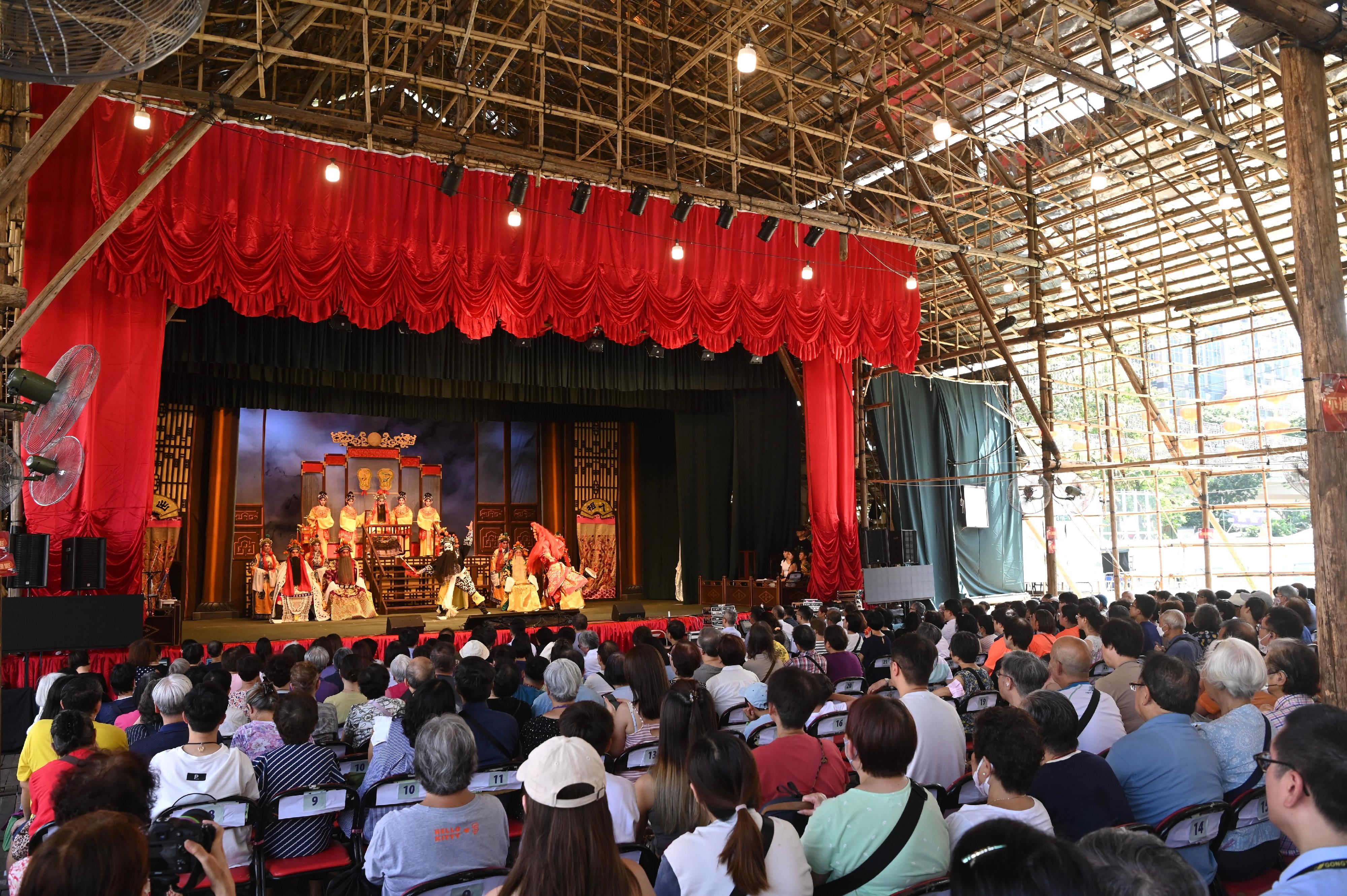 The grand finale of this year's Chinese Opera Festival, "Bless This Land - Cantonese Opera Showcase under the Bamboo Theatre at Victoria Park", opens today (September 23). Photo shows audiences in the bamboo theatre watching stage performance.