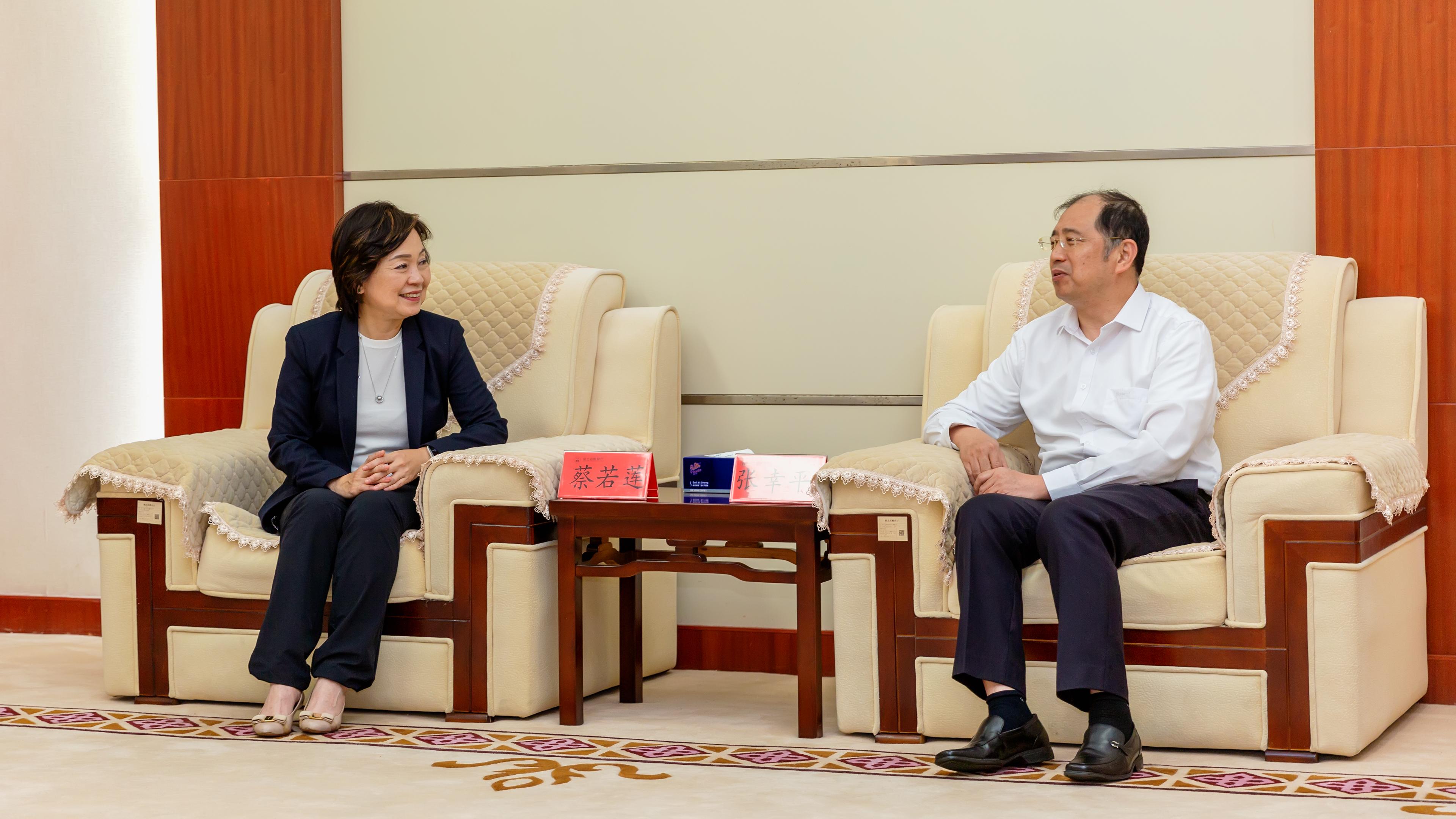 教育局局长蔡若莲博士（左）九月二十日访问武汉，并与湖北省委教育工委专职副书记张幸平（右）会面。