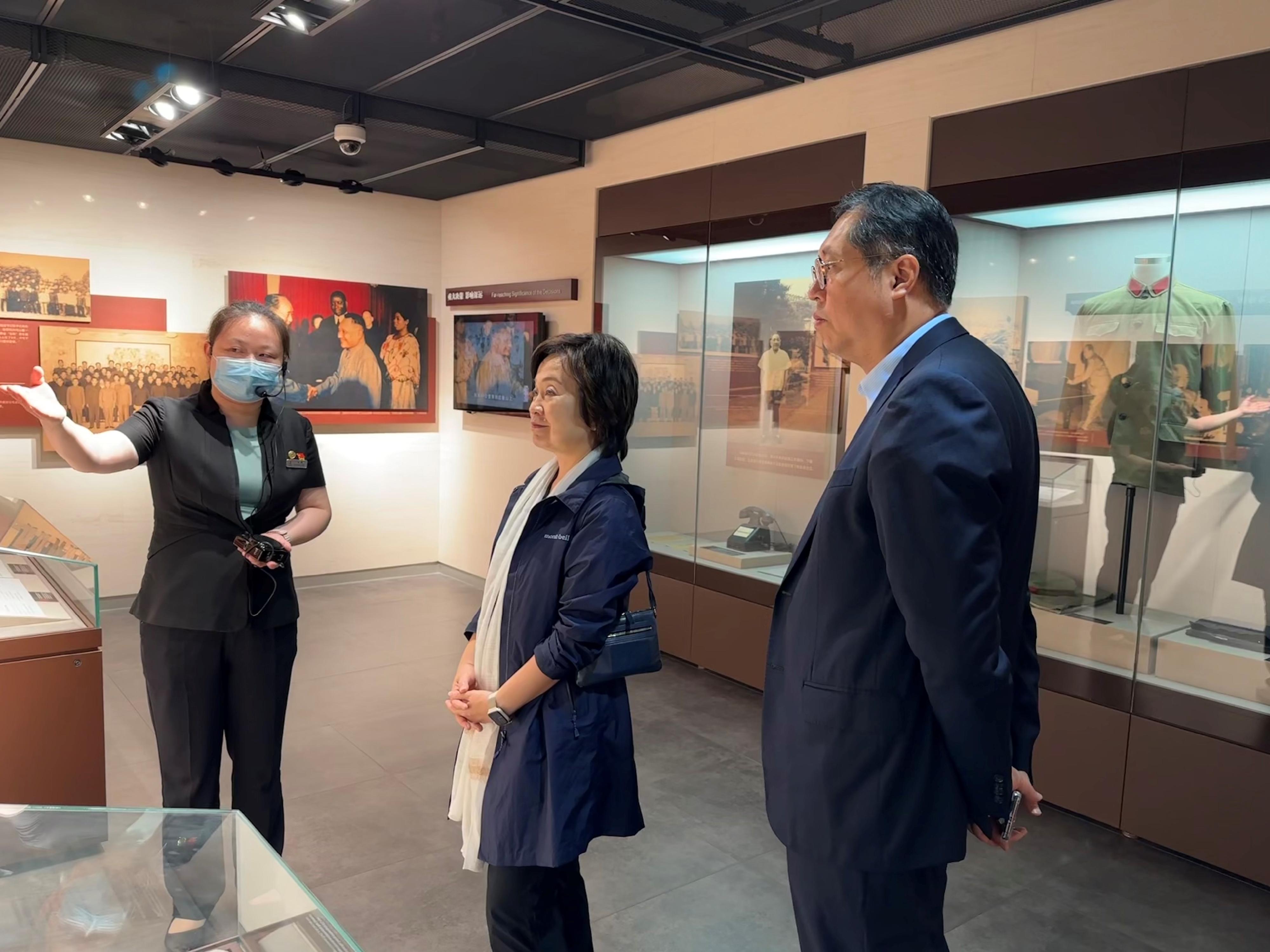教育局局长蔡若莲博士（中）九月二十一日到访位于武汉的毛泽东故居陈列馆，听取工作人员介绍展品。