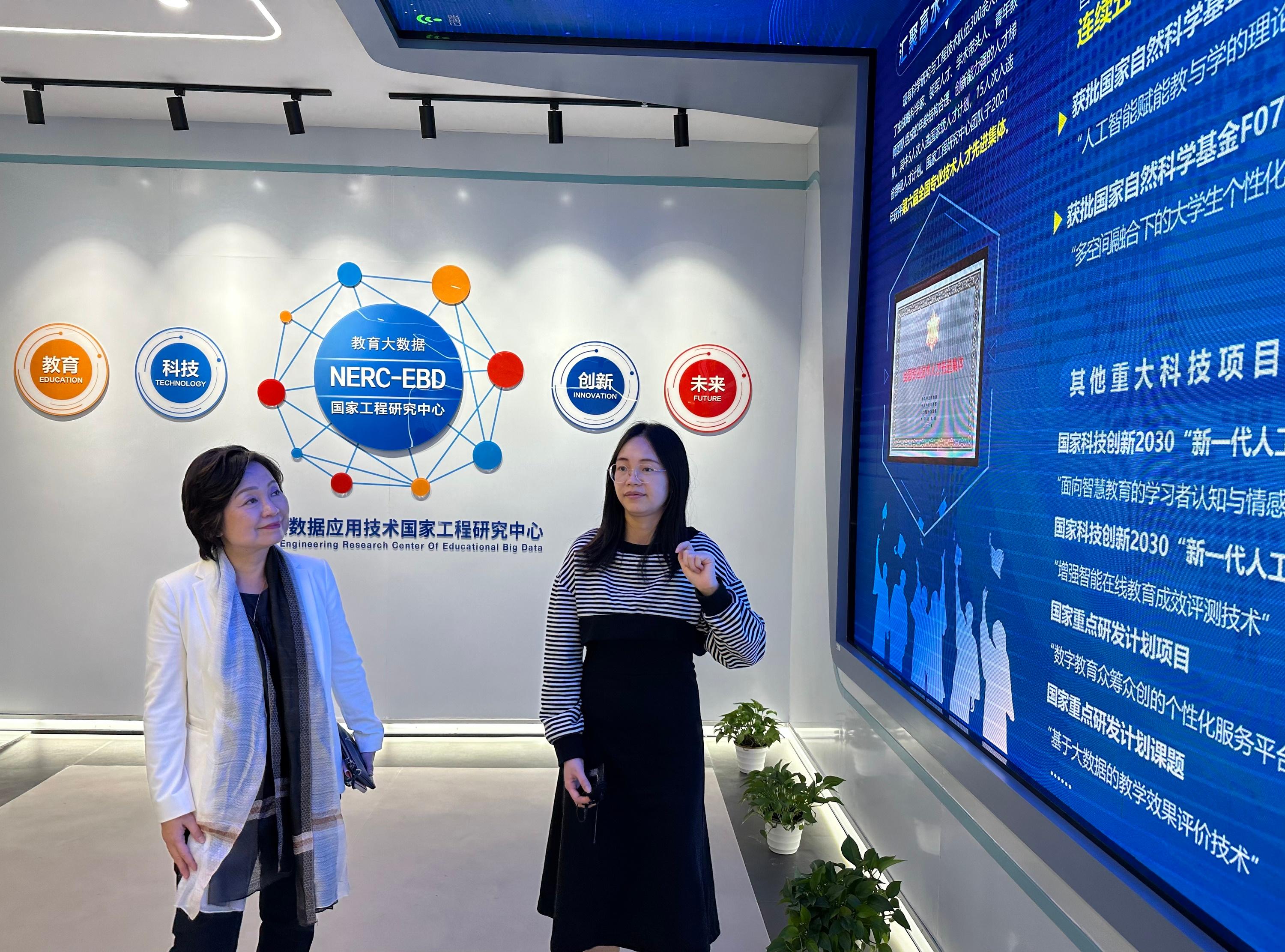 教育局局长蔡若莲博士（左）九月二十一日到访位于武汉的华中师范大学，了解其参与的国家工程研究项目。