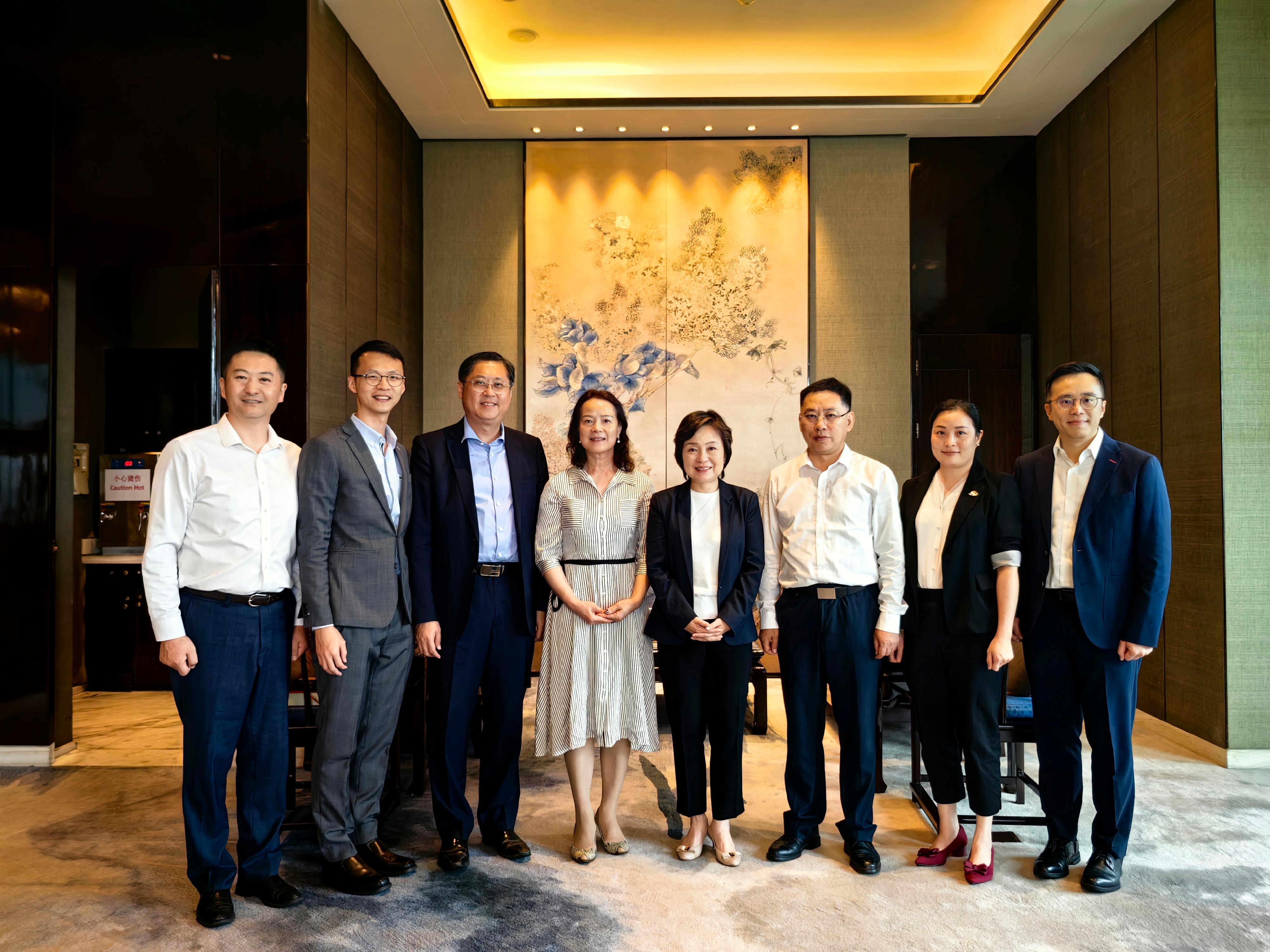 The Secretary for Education, Dr Choi Yuk-lin, visited Wuhan on September 20. Photo shows Dr Choi (fourth right) with the Director-General of the Hong Kong and Macao Affairs Office of the Hubei Provincial People's Government, Ms Zhang Xiaomei (fourth left), after a meeting.