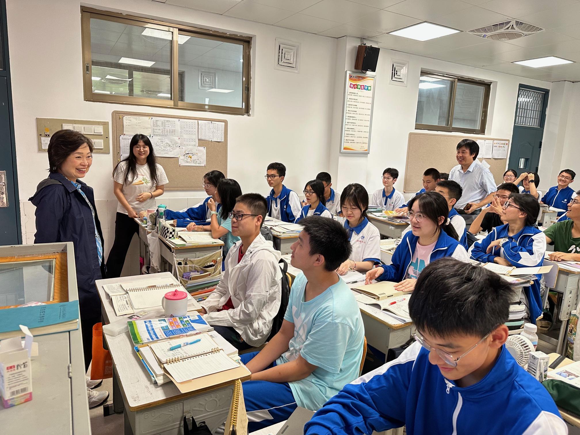 The Secretary for Education, Dr Choi Yuk-lin (first left), today (September 23) visits the High School Attached to Hunan Normal University in Changsha to interact with teachers and learn about the study situation of senior secondary students.