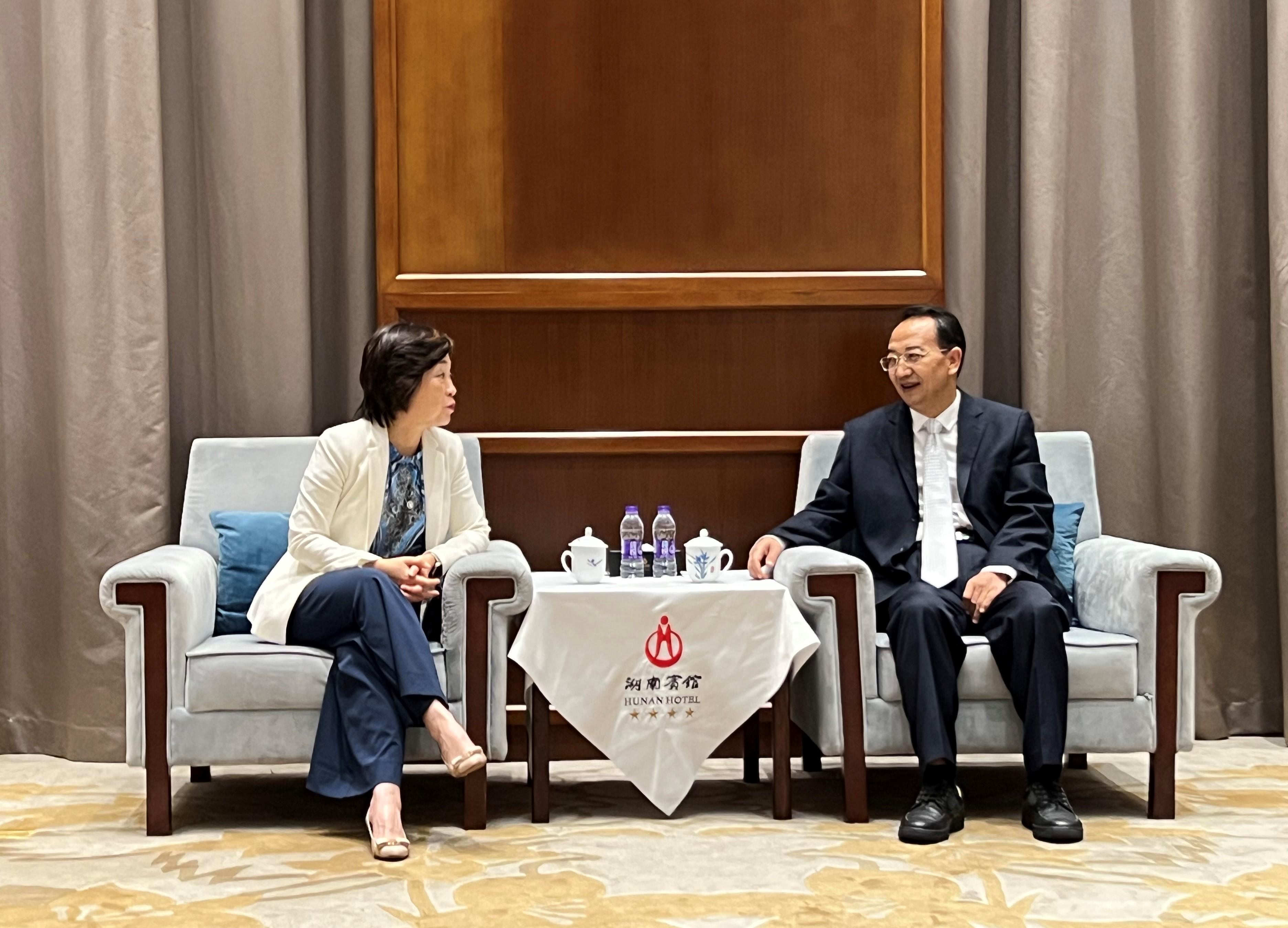The Secretary for Education, Dr Choi Yuk-lin, led the National Day and Professional Exchange Delegation from Hong Kong Education Sector to visit Changsha today (September 23). Photo shows Dr Choi (left) meeting with Member of the Standing Committee and Head of Publicity Department of CPC Hunan Provincial Committee, Mr Yang Haodong (right), to exchange views on multiple issues.