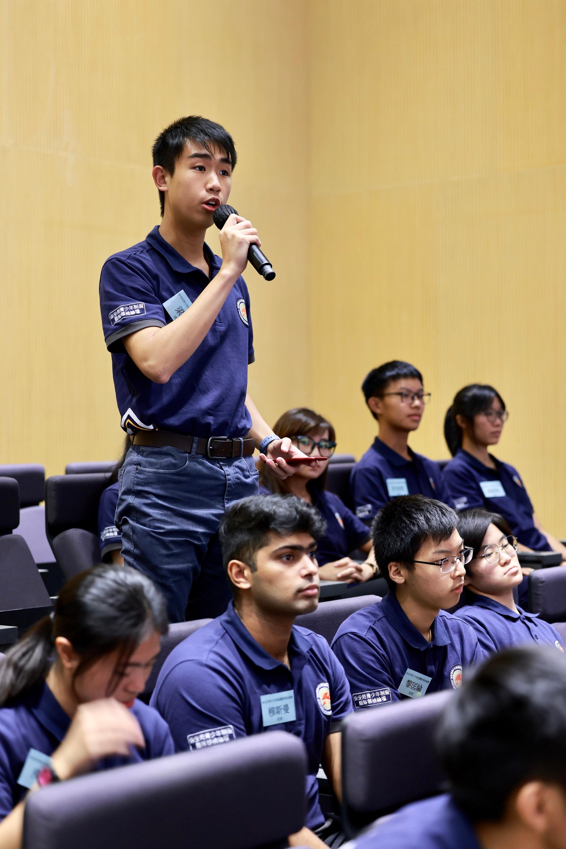 The annual review of the Security Bureau Youth Uniformed Group Leaders Forum (Leaders Forum) was held at the Central Government Offices today (September 23) for youth members of the first year of the Leaders Forum to conclude their experiences and achievements in the past year and give presentations on their research topics. Photo shows a youth member raising a question at the event.