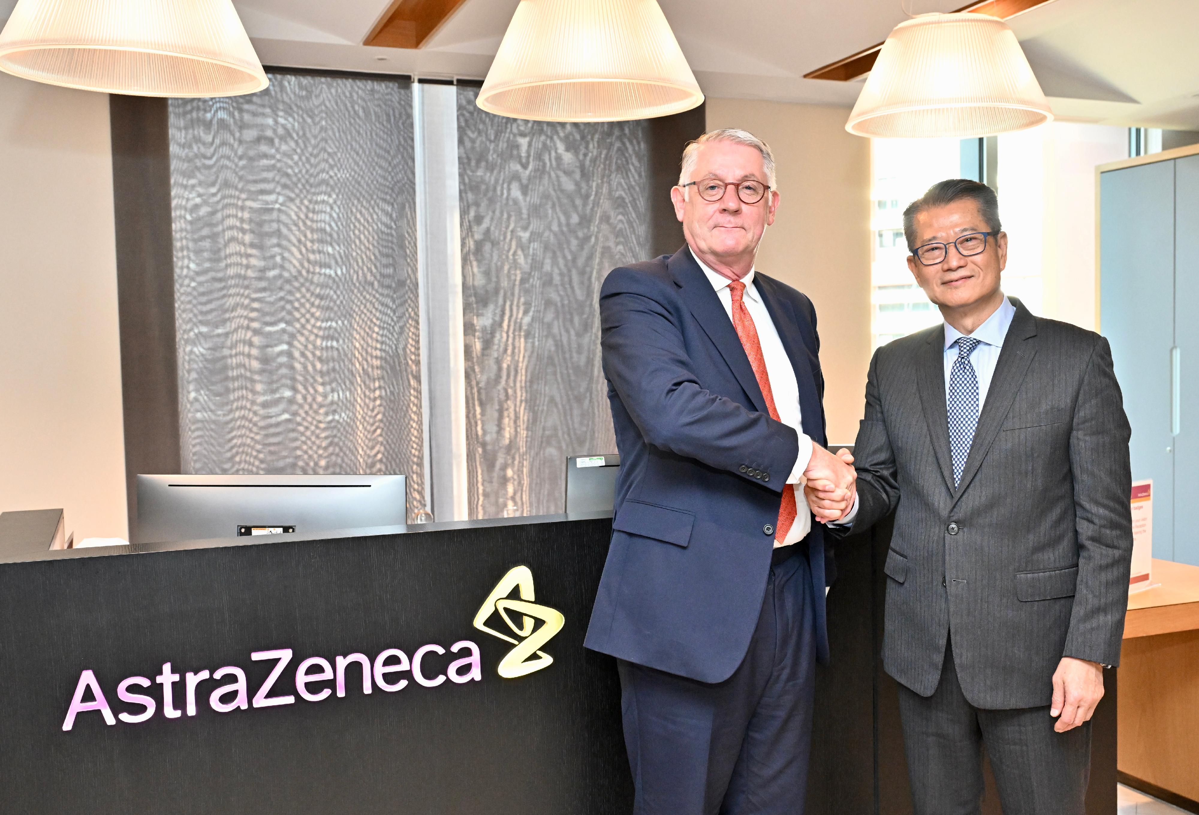 The Financial Secretary, Mr Paul Chan, continued his visit to London, the UK yesterday (September 22, London time), and visited international biopharmaceutical company AstraZeneca. Photo shows Mr Chan (right) and Senior Vice-President of AstraZeneca, Mr Shaun Grady.