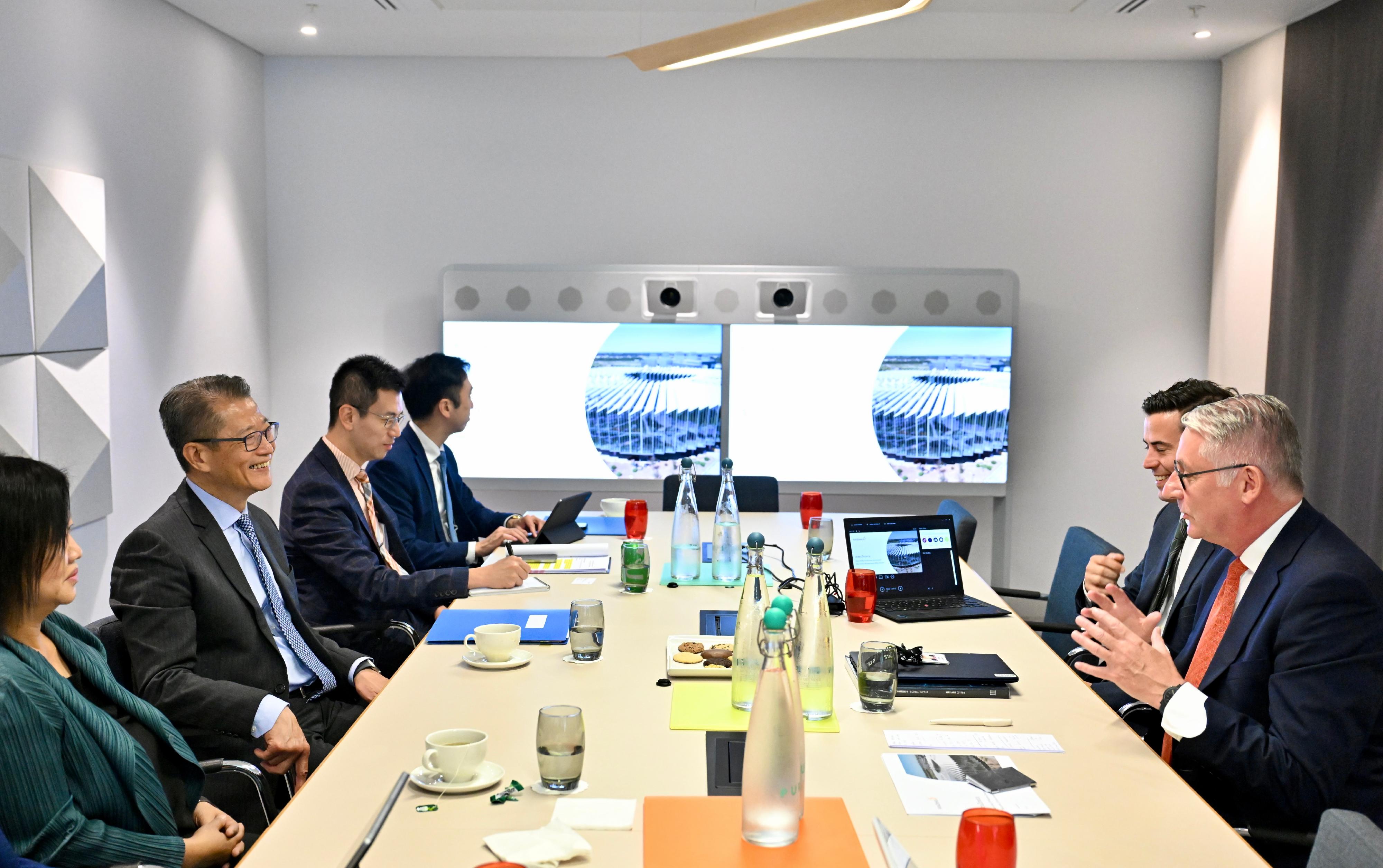 The Financial Secretary, Mr Paul Chan, continued his visit to London, the UK yesterday (September 22, London time), and visited international biopharmaceutical company AstraZeneca.  Photo shows Mr Chan (second left) meeting with the senior management of AstraZeneca.