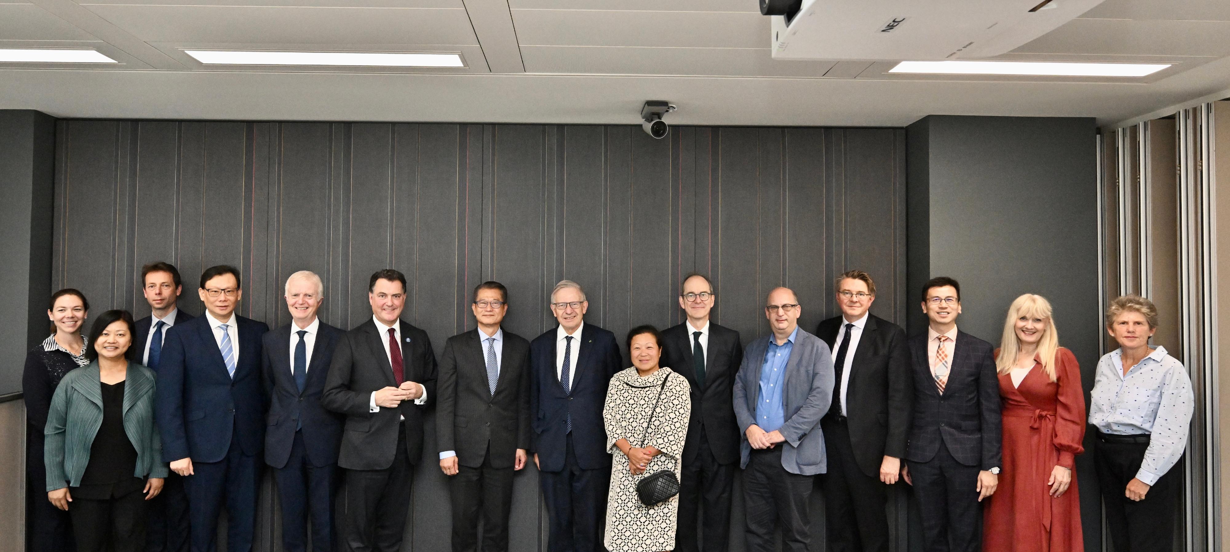 The Financial Secretary, Mr Paul Chan, continued his visit to London, the UK yesterday (September 22, London time), and attended a roundtable luncheon hosted by the China-Britain Business Council. Photo shows Mr Chan (seventh left), Chair of China-Britain Business Council, Sir Sherard Cowper-Coles (Centre), and other Members of the Council. 