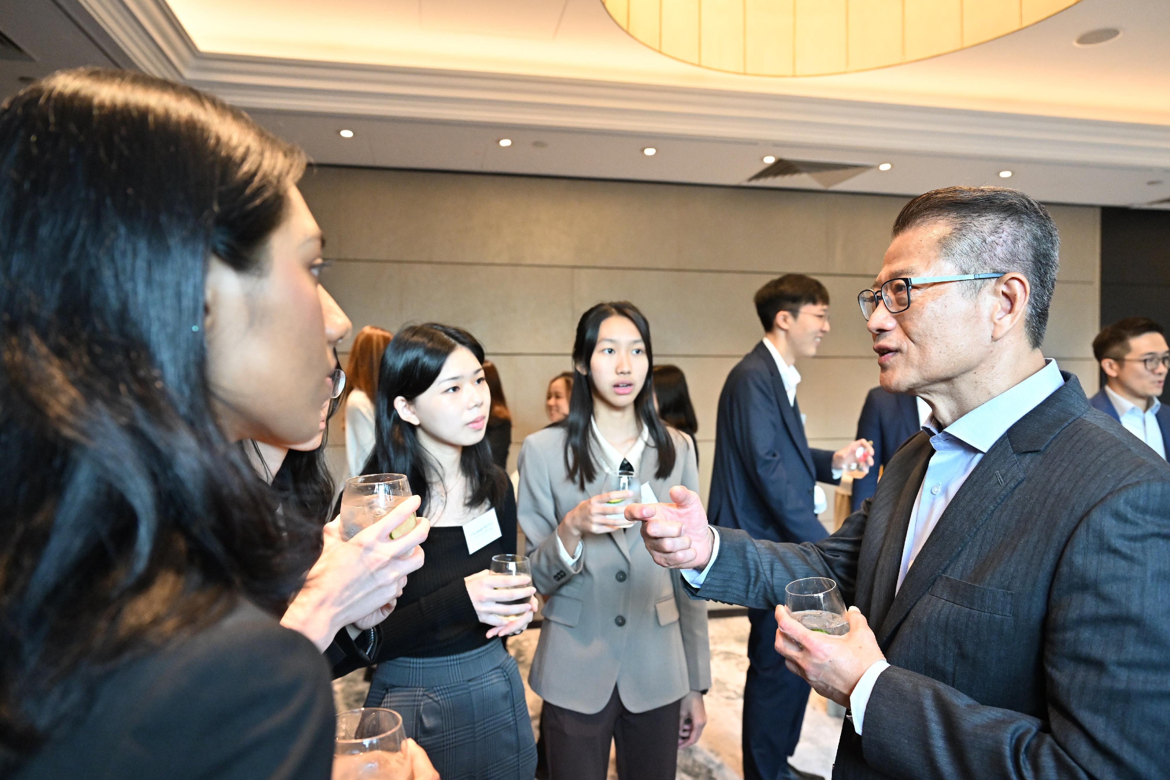 The Financial Secretary, Mr Paul Chan, continued his visit to London, the UK yesterday (September 22, London time), and met with Hong Kong students in the UK under the Hong Kong Scholarship for Excellence Scheme of the Education Bureau. Photo shows Mr Chan (first right) exchanging with the awardees to understand their lives and studies.