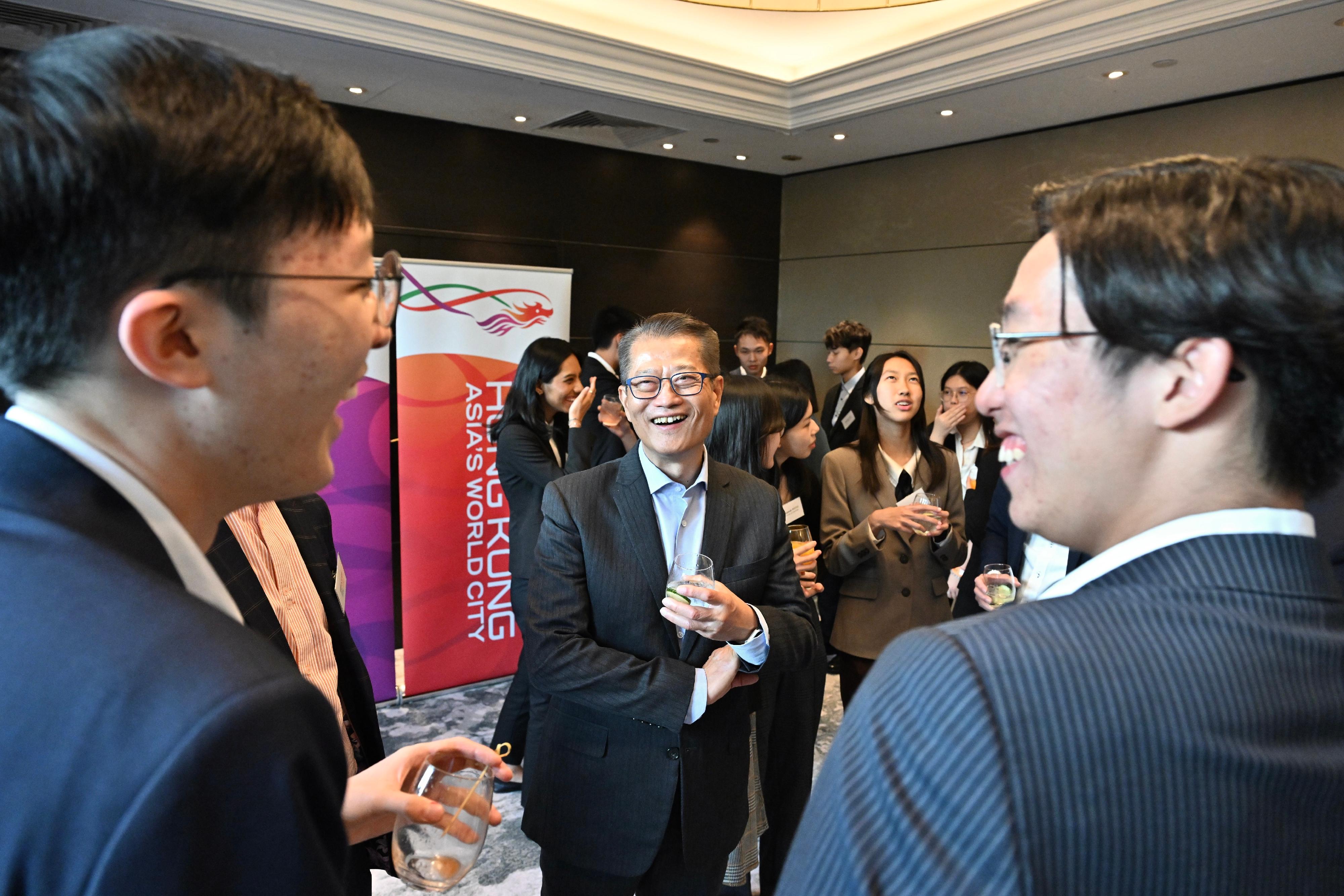 The Financial Secretary, Mr Paul Chan, continued his visit to London, the UK yesterday (September 22, London time), and met with Hong Kong students in the UK under the Hong Kong Scholarship for Excellence Scheme of the Education Bureau. Photo shows Mr Chan (third left) exchanging with the awardees to understand their lives and studies.