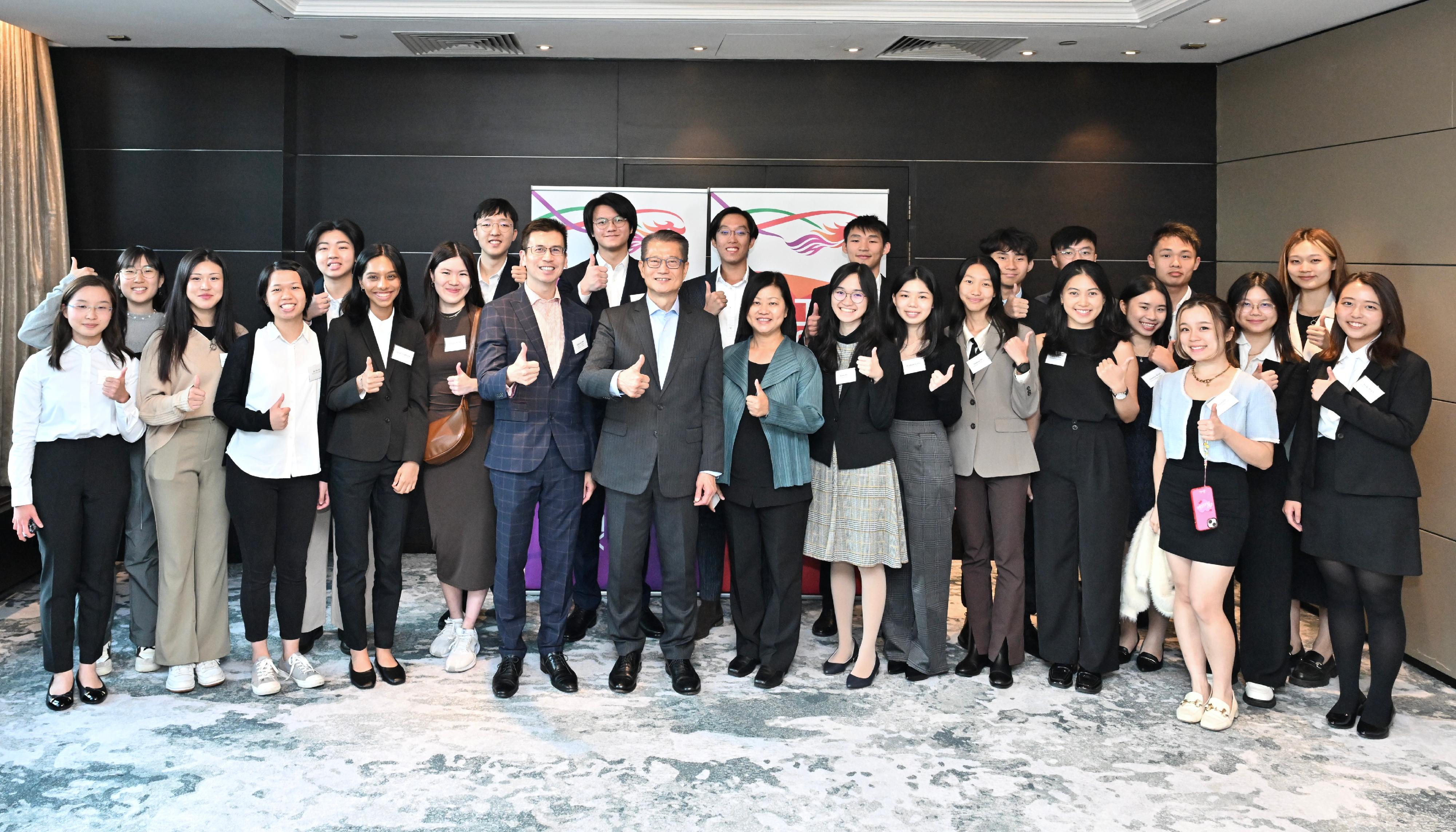 The Financial Secretary, Mr Paul Chan, continued his visit to London, the UK yesterday (September 22, London time), and met with Hong Kong students in the UK under the Hong Kong Scholarship for Excellence Scheme of the Education Bureau. Photo shows Mr Chan (first row, seventh left) and the awardees.
